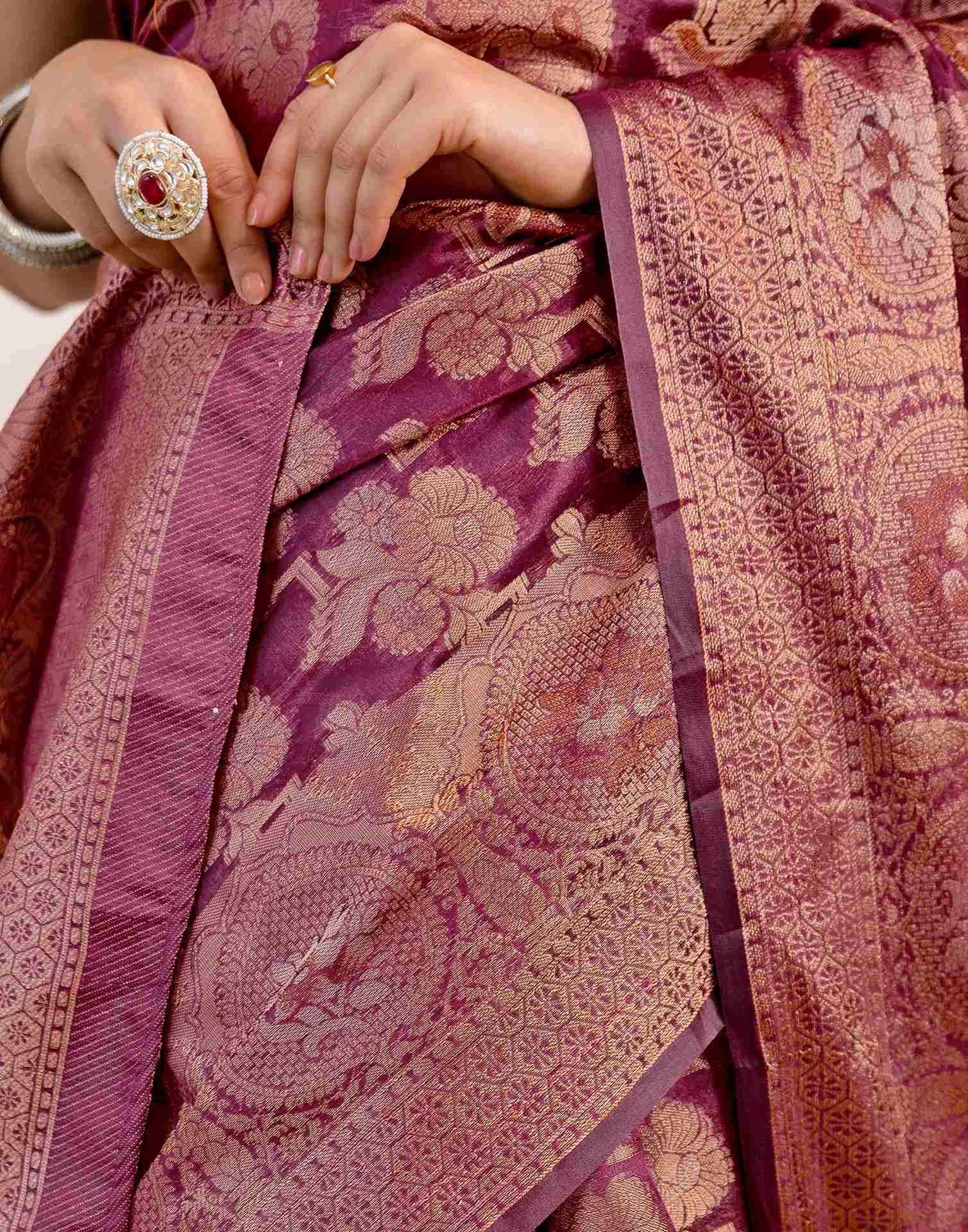 Magenta Silk Woven Banarasi Saree - Image 9