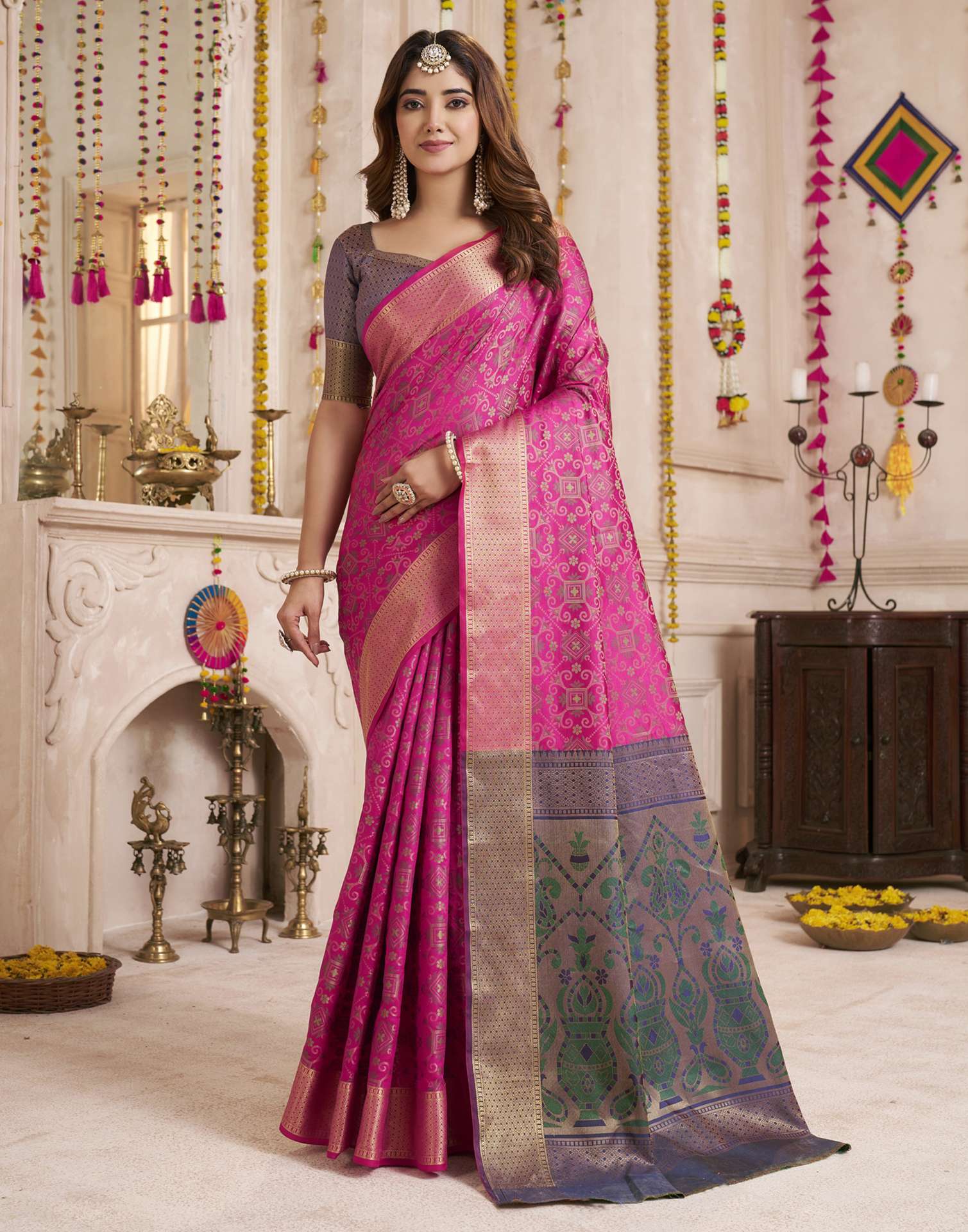 Magenta Silk Woven Patola Saree - Image 2