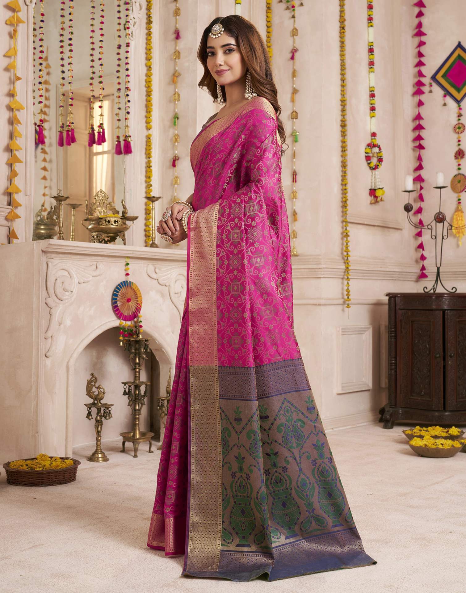 Magenta Silk Woven Patola Saree - Image 4