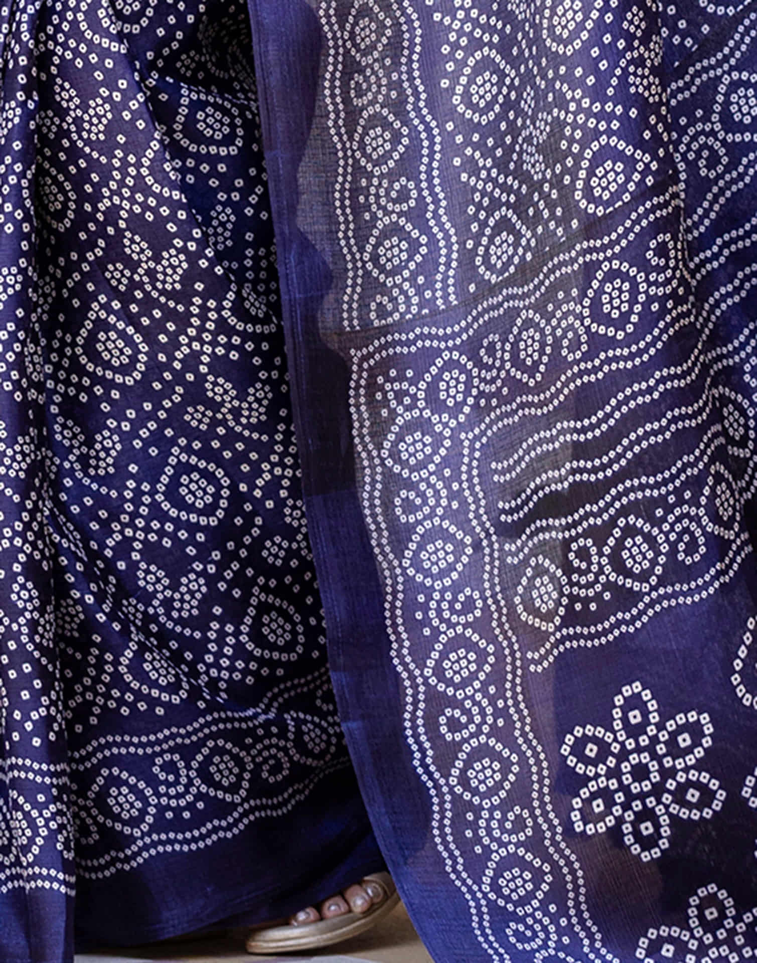 Navy Blue Cotton Blend Bandhani Printed Saree - Image 9
