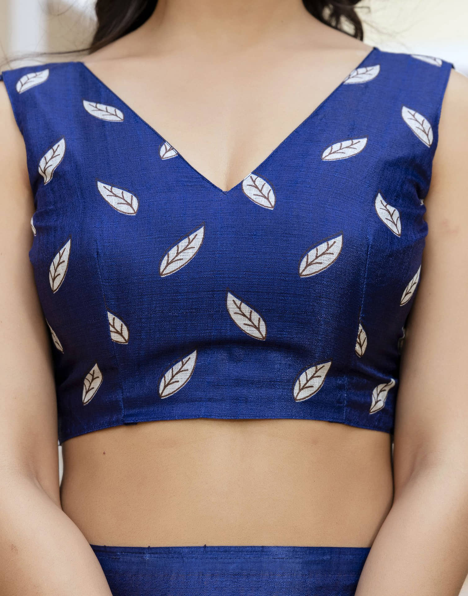 Navy Blue Cotton Blend Floral printed Saree - Image 8