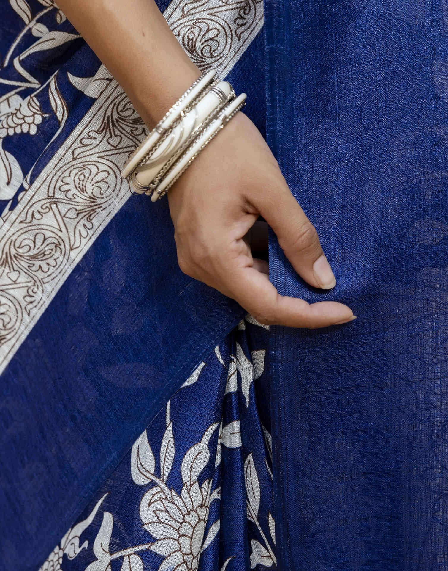 Navy Blue Cotton Blend Floral printed Saree - Image 9
