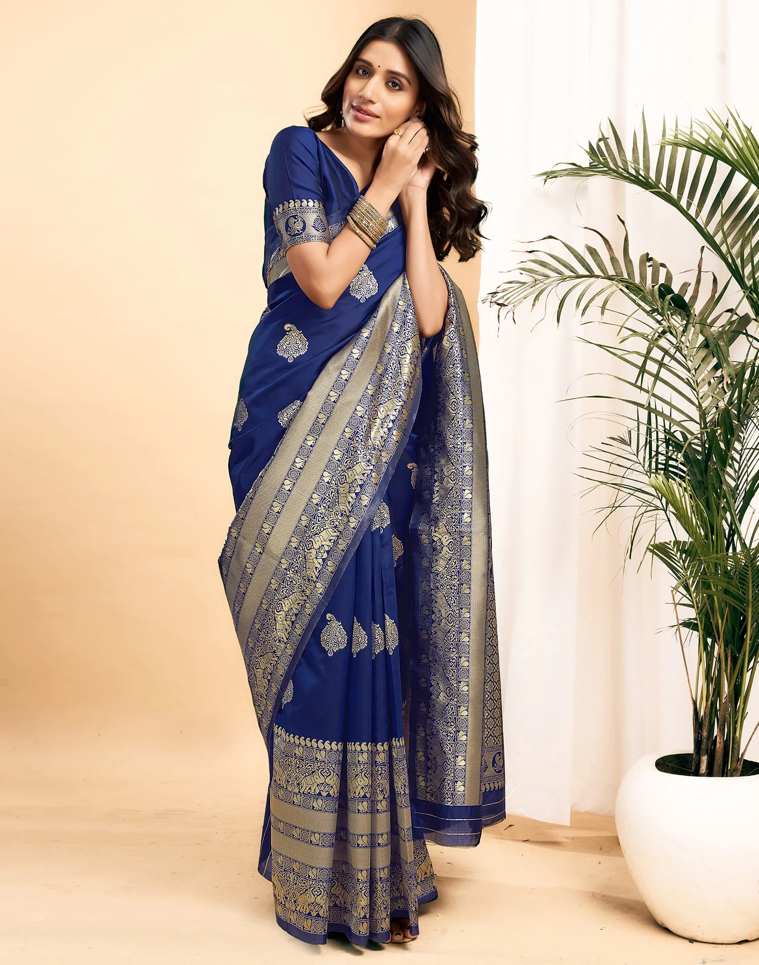 Blue Silk Blend Woven Kanjivaram Saree - Image 4