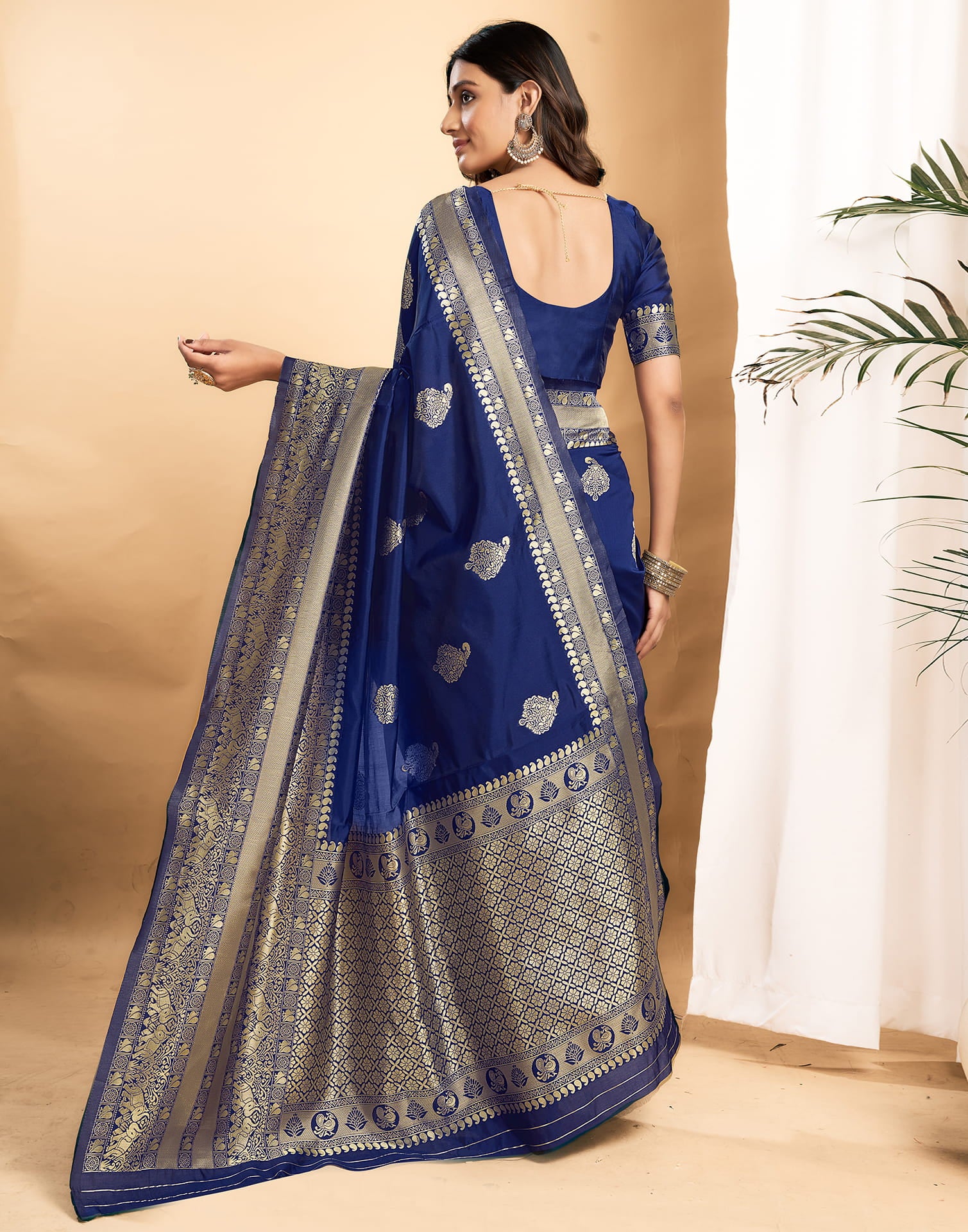 Blue Silk Blend Woven Kanjivaram Saree - Image 5