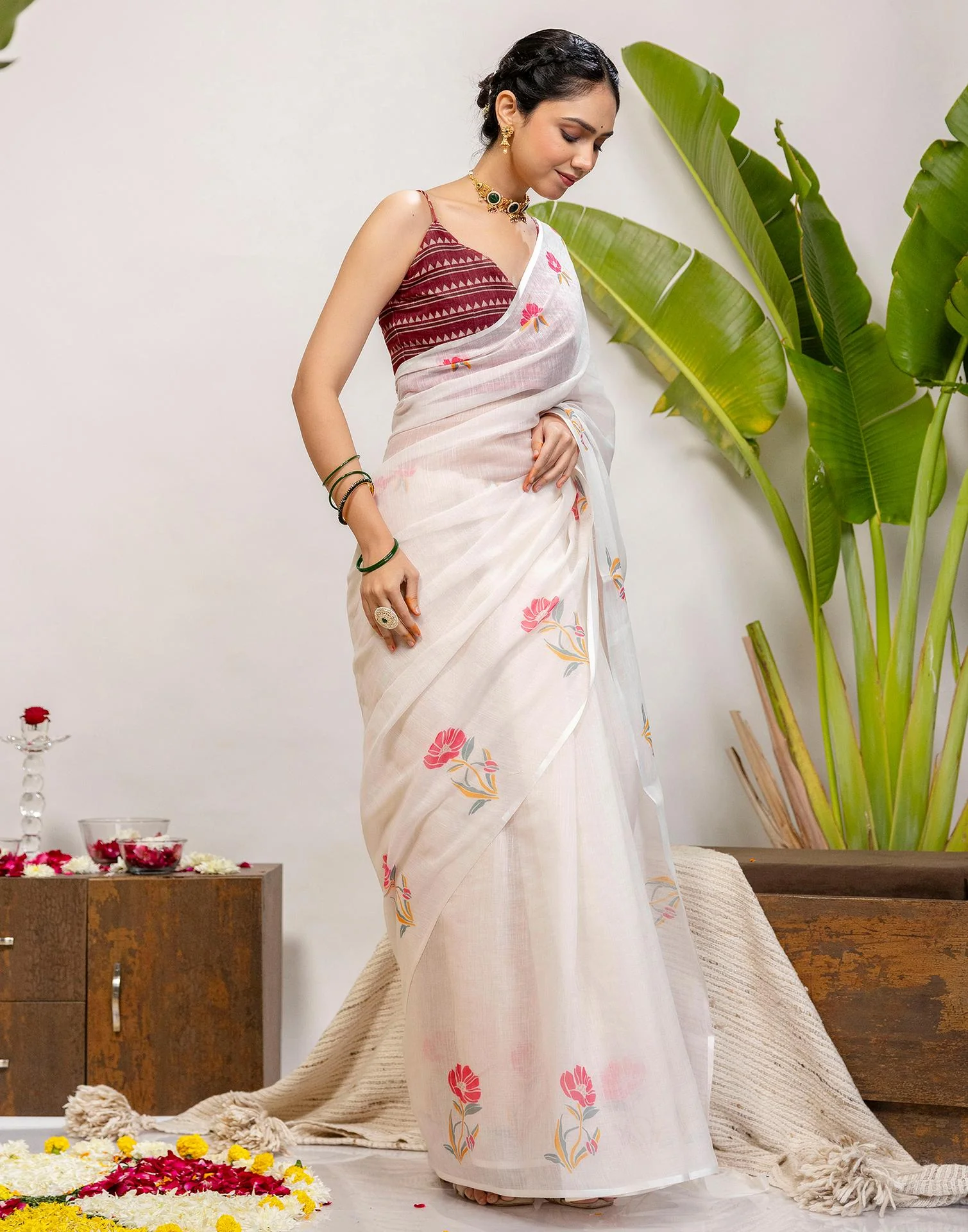 Off White Cotton Floral Printed Saree - Image 4
