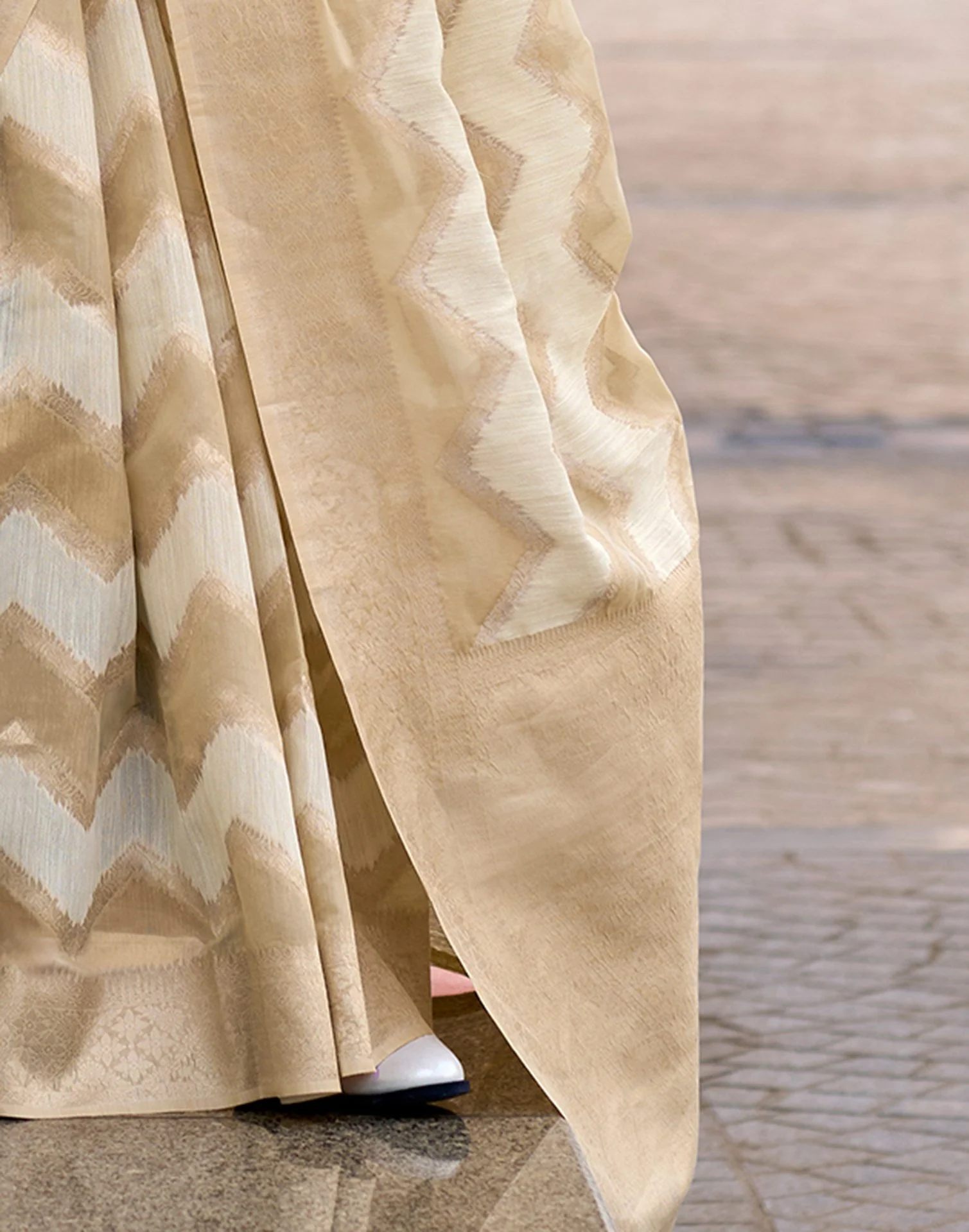 Off White Cotton Linen Woven Saree - Image 4