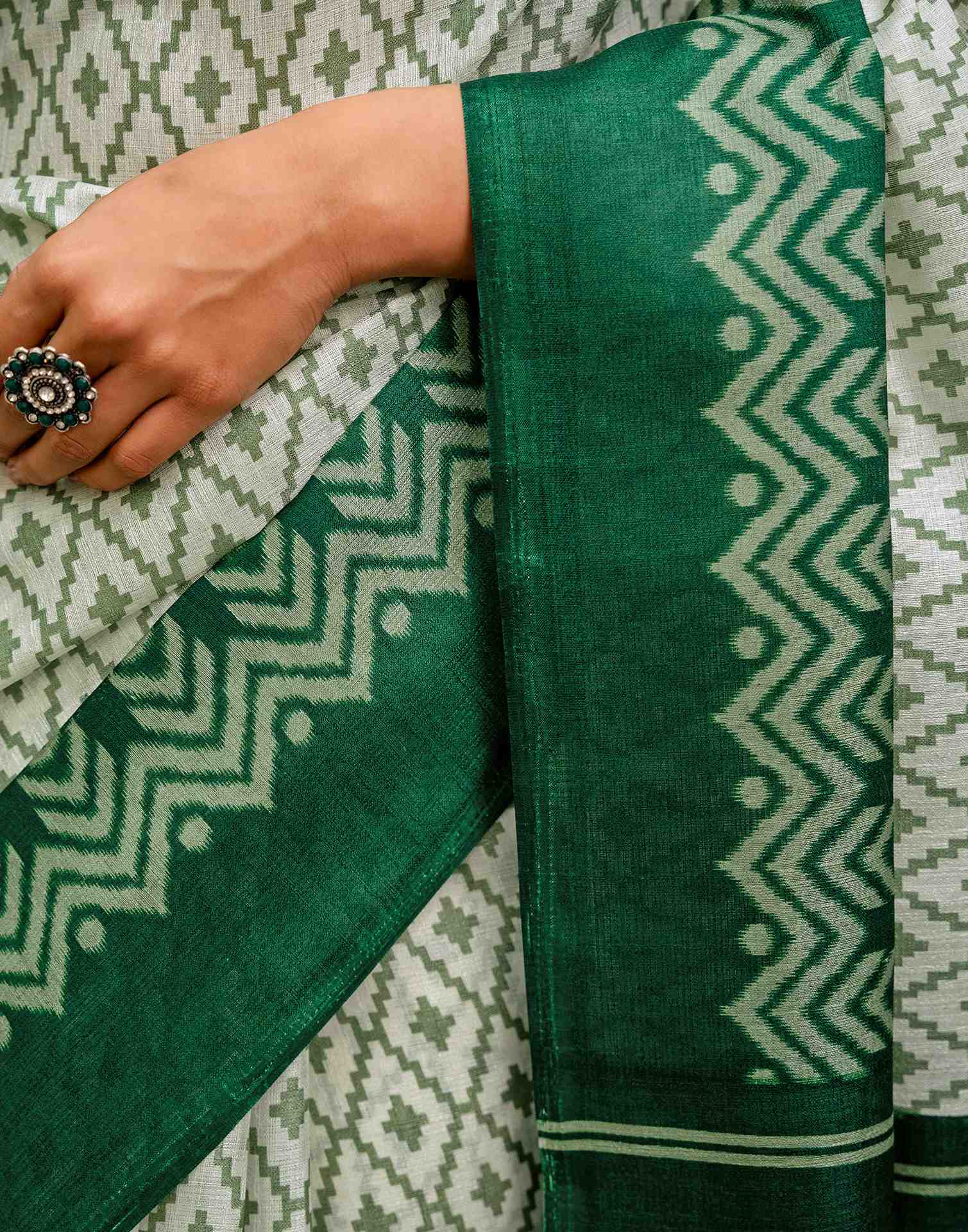 Off White Khadi Ikkat Printed SareeĀ - Image 12