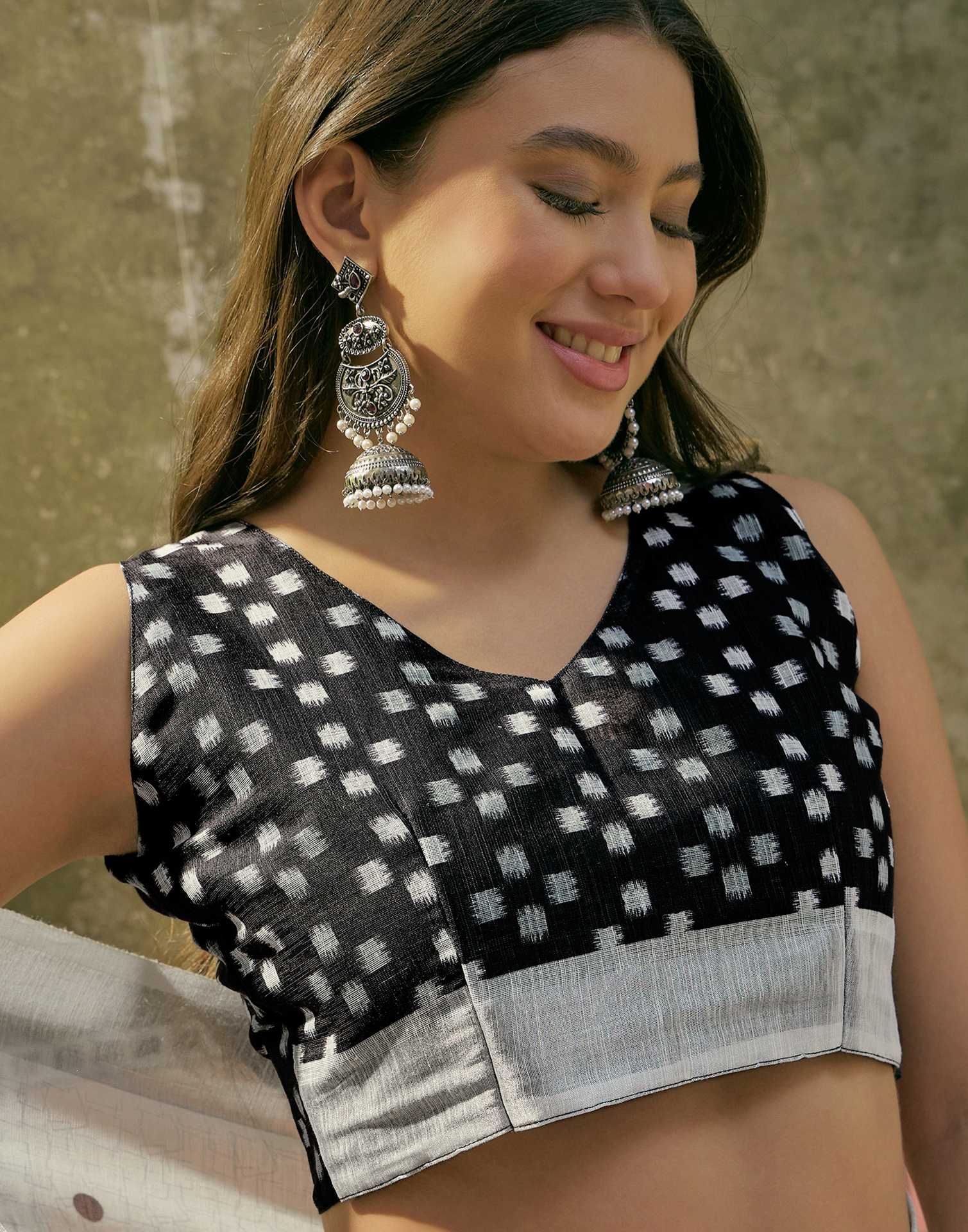 Off White Linen Floral Printed Saree - Image 8