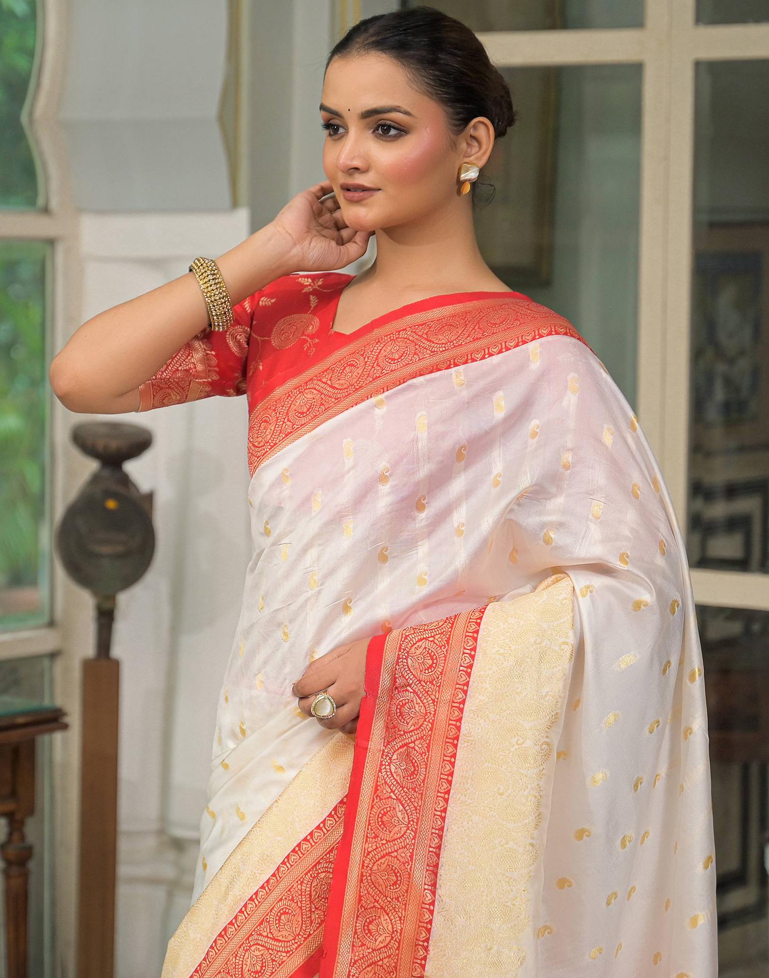 Off White Silk Woven Banarasi Saree - Image 4