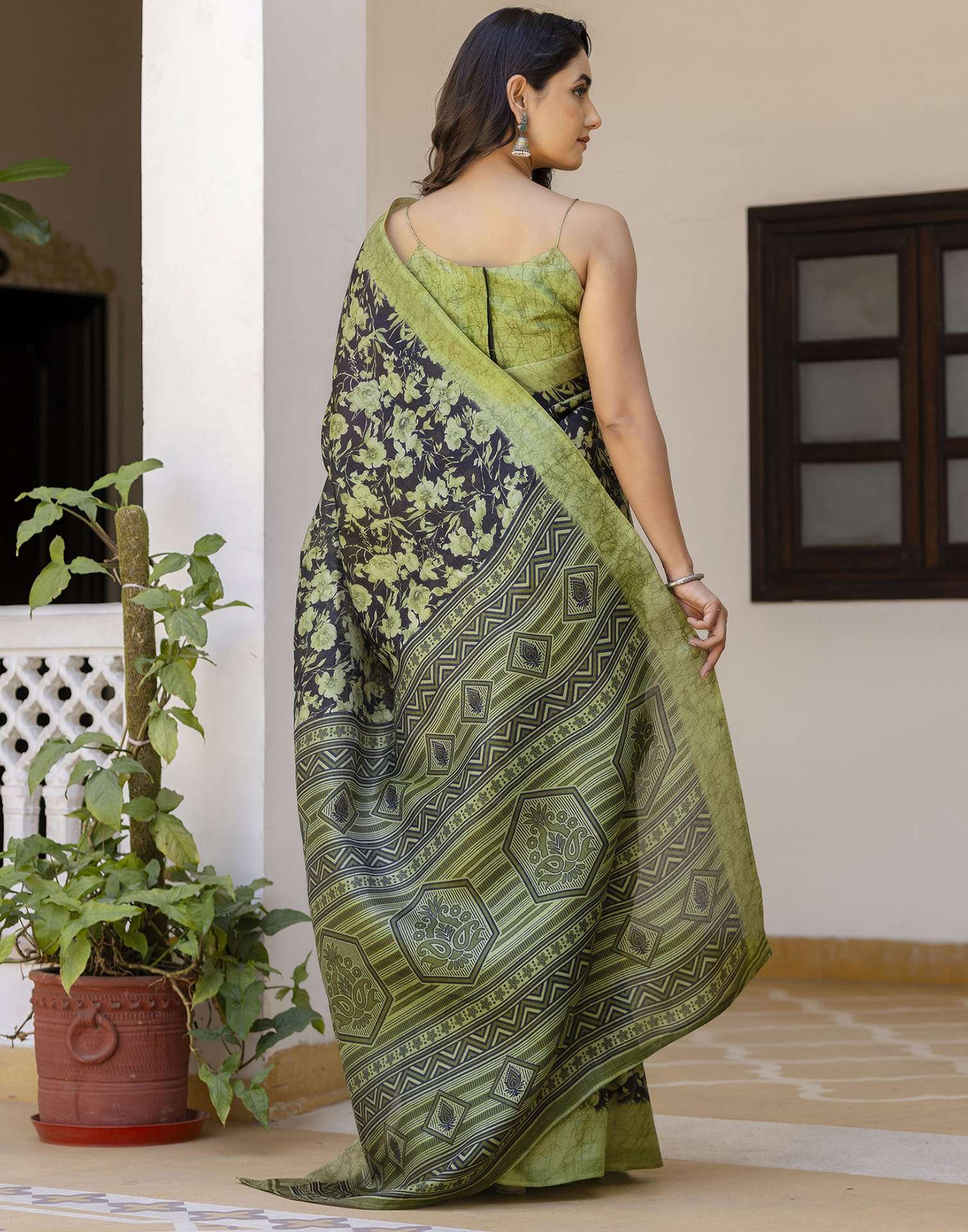 Olive Green Cotton Blend Floral Printed Saree - Image 5