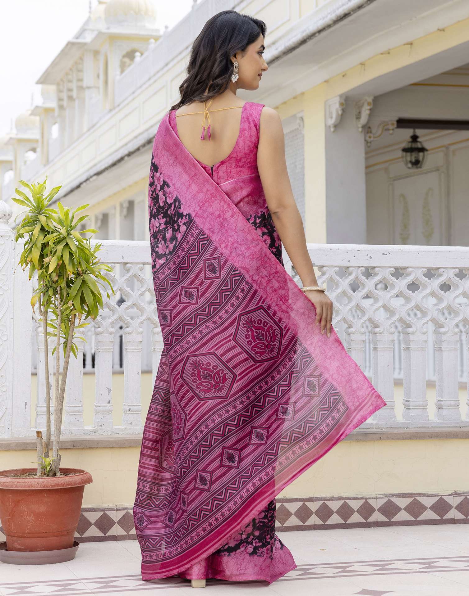 Pink Cotton Blend Floral Printed Saree - Image 6