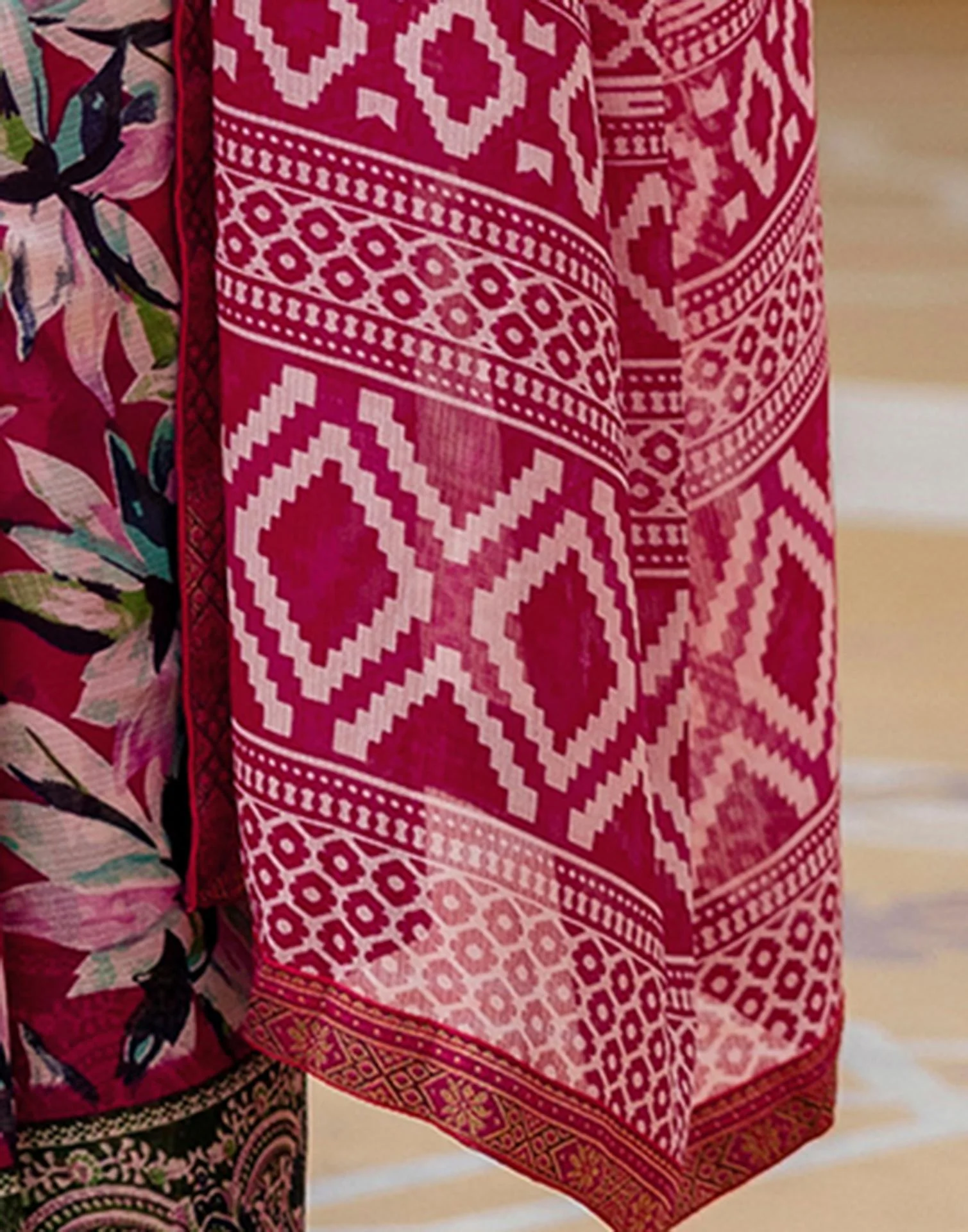 Pink Georgette Printed Lace Saree - Image 12