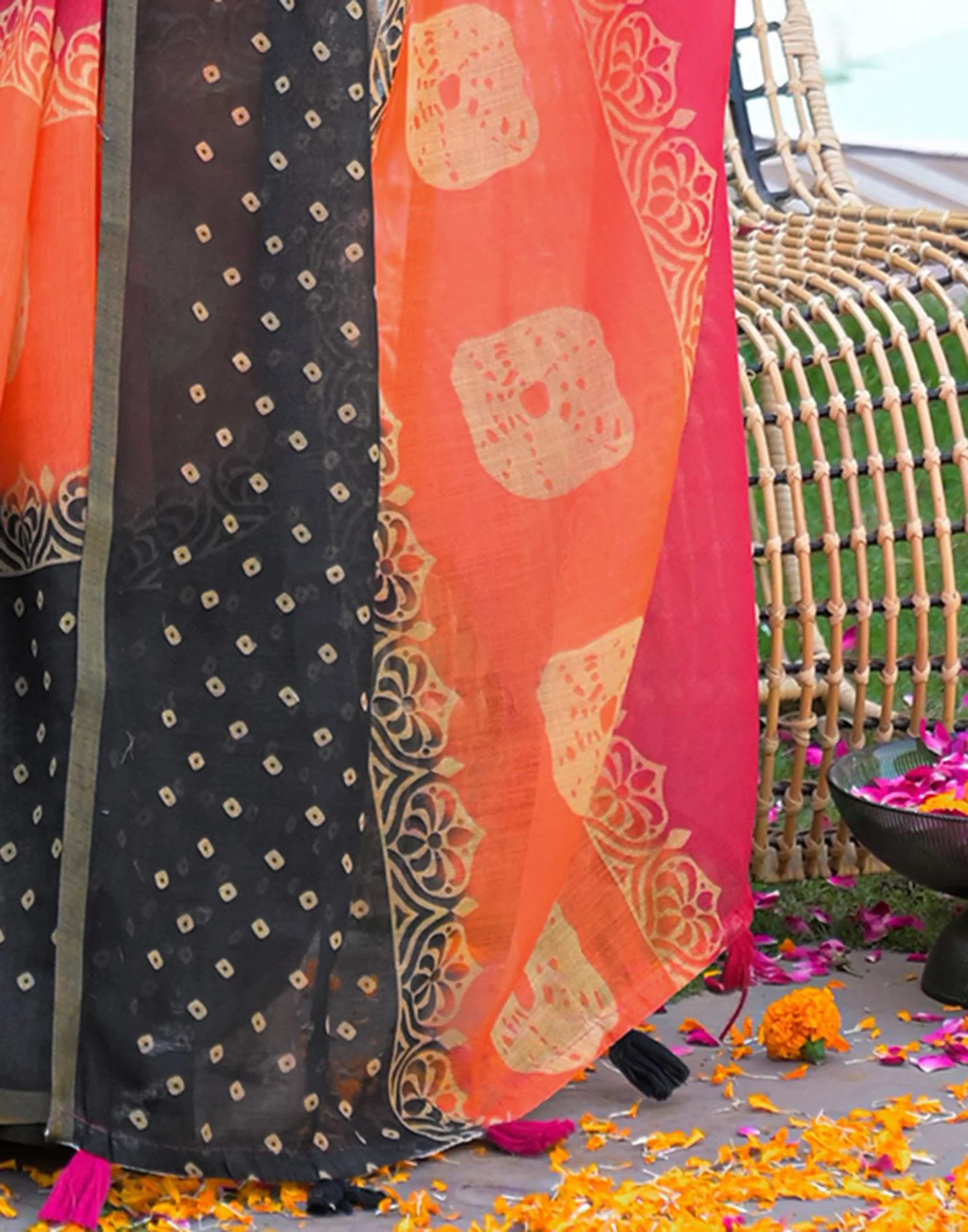 Pink Linen Bandhani Printed Printed Saree - Image 10