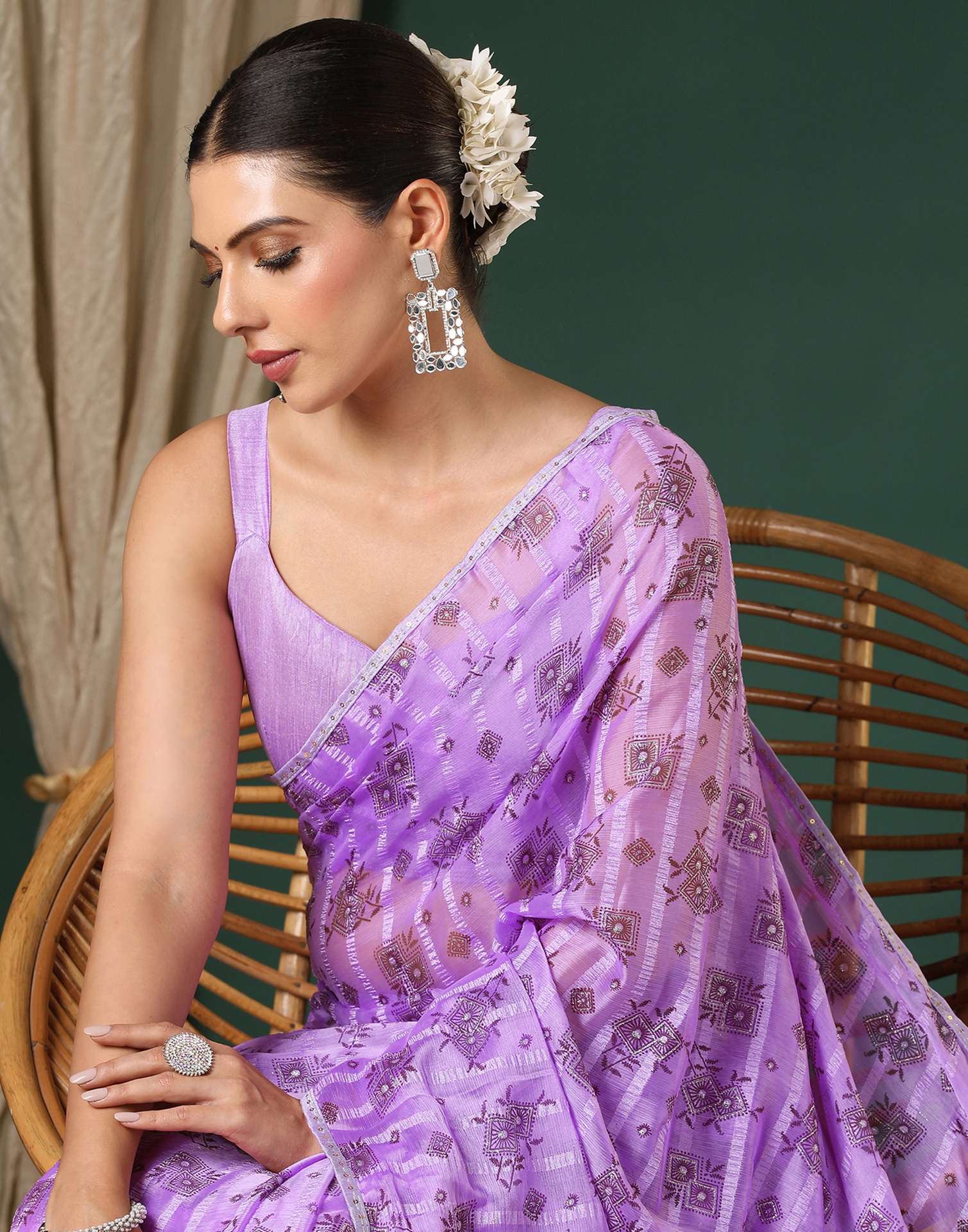 Lavender Georgette Woven Floral Printed Saree - Image 2