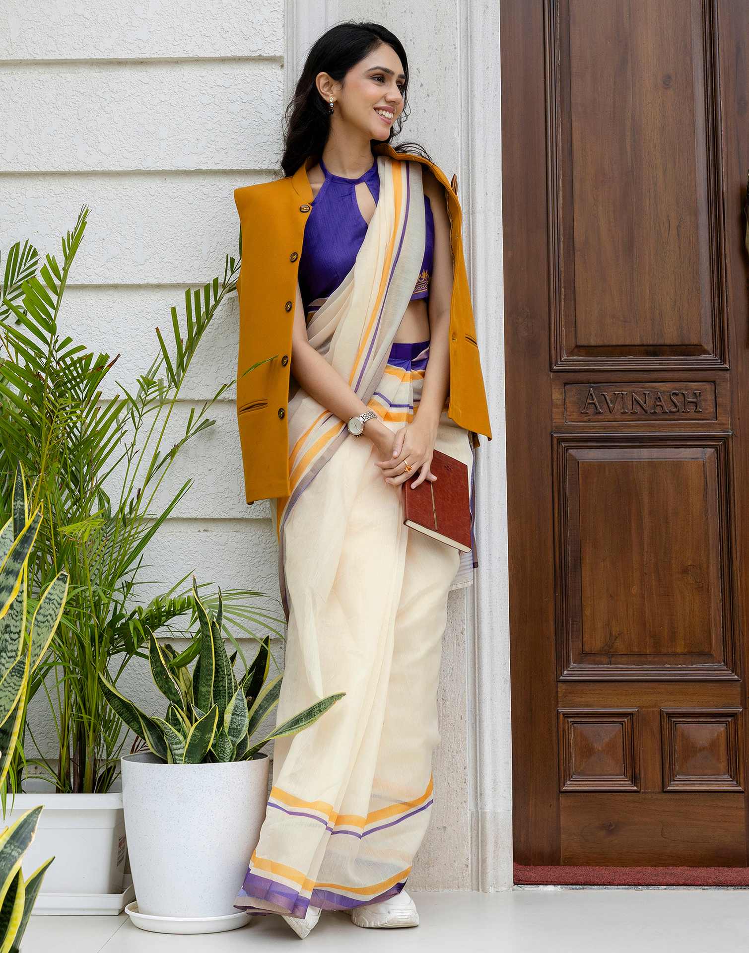 Ready To Wear Off White Linen Printed Saree - Image 10