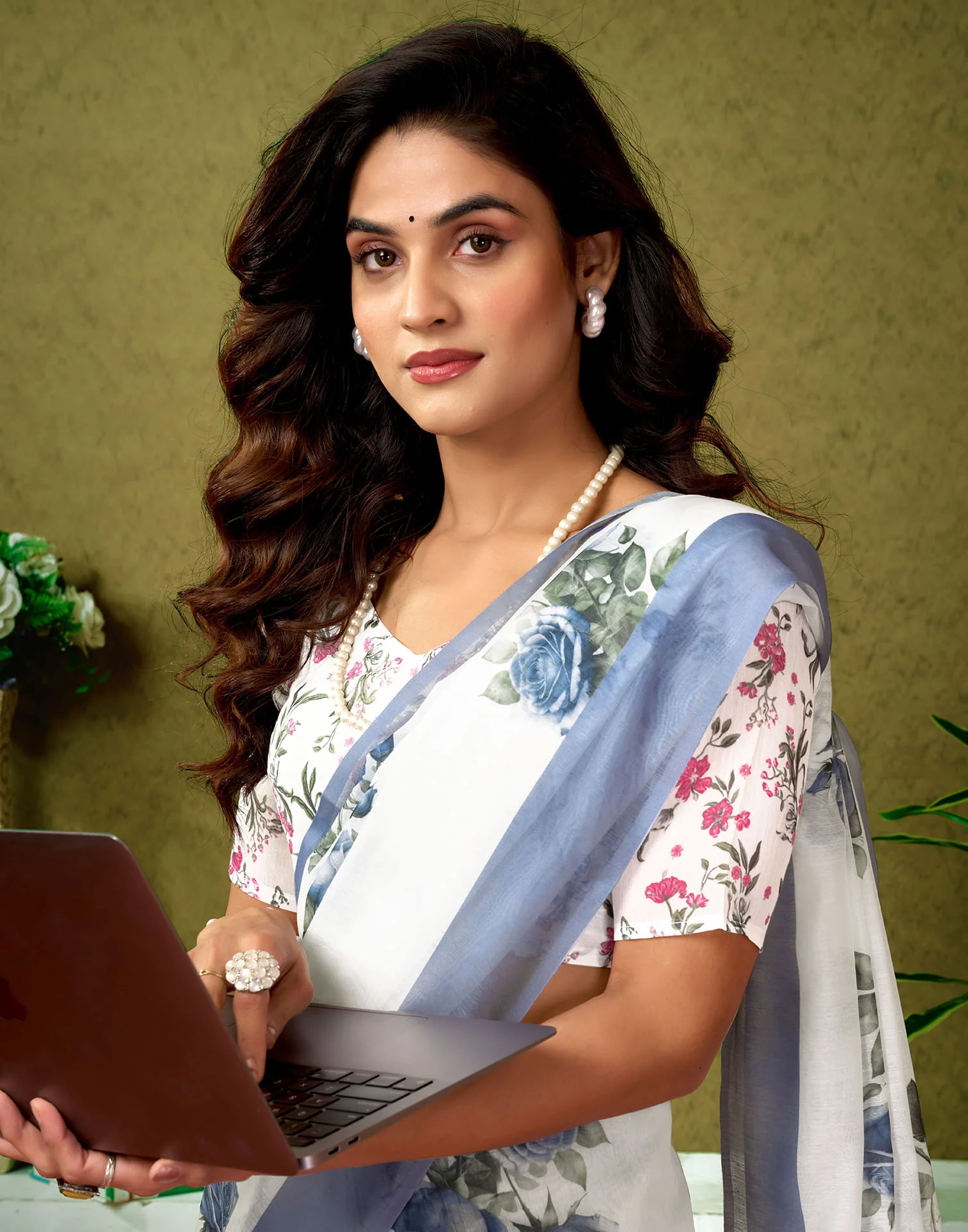 Ready To Wear White Cotton Floral Printed Saree - Image 4
