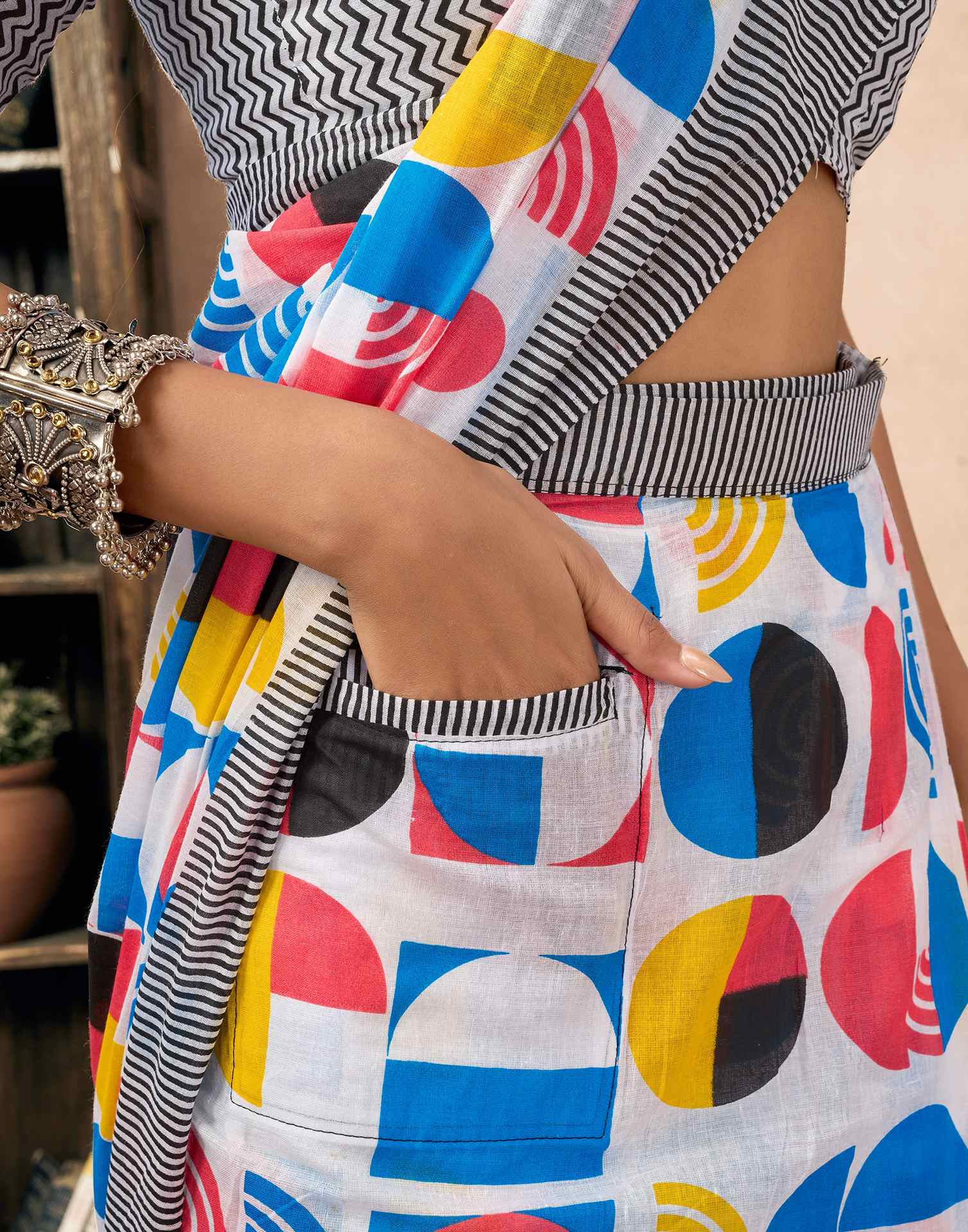 Ready To Wear White Cotton Printed Saree With Pocket - Image 2