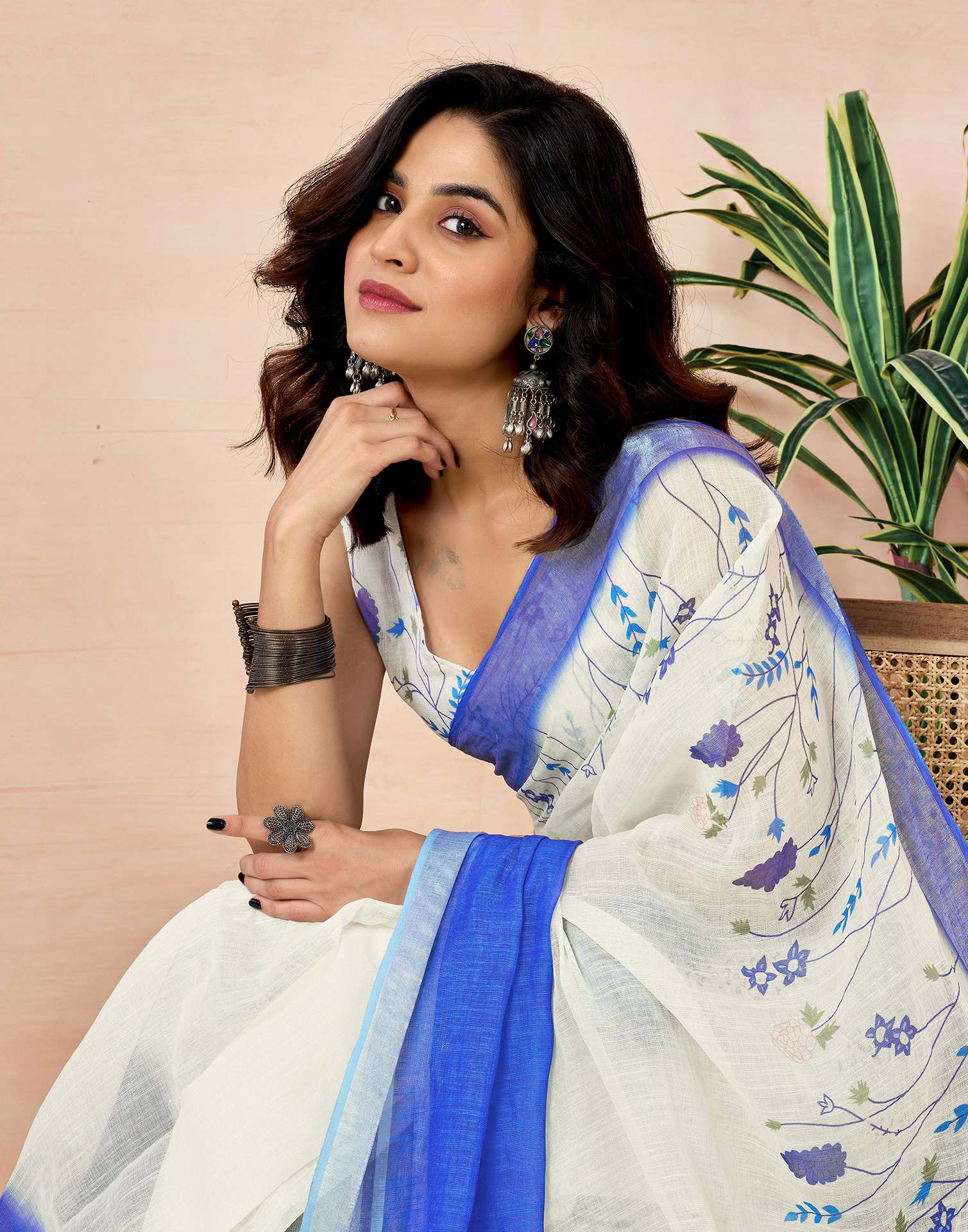 Ready to Wear White Linen Zari Floral Printed Saree - Image 4