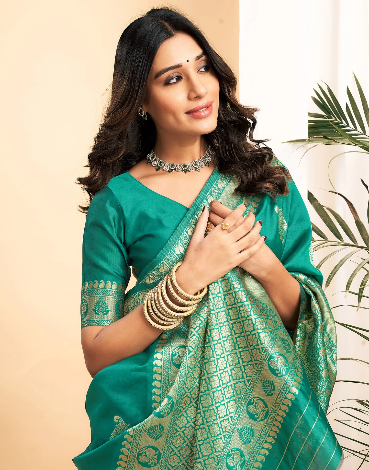 Green Silk Blend Woven Kanjivaram Saree - Image 4