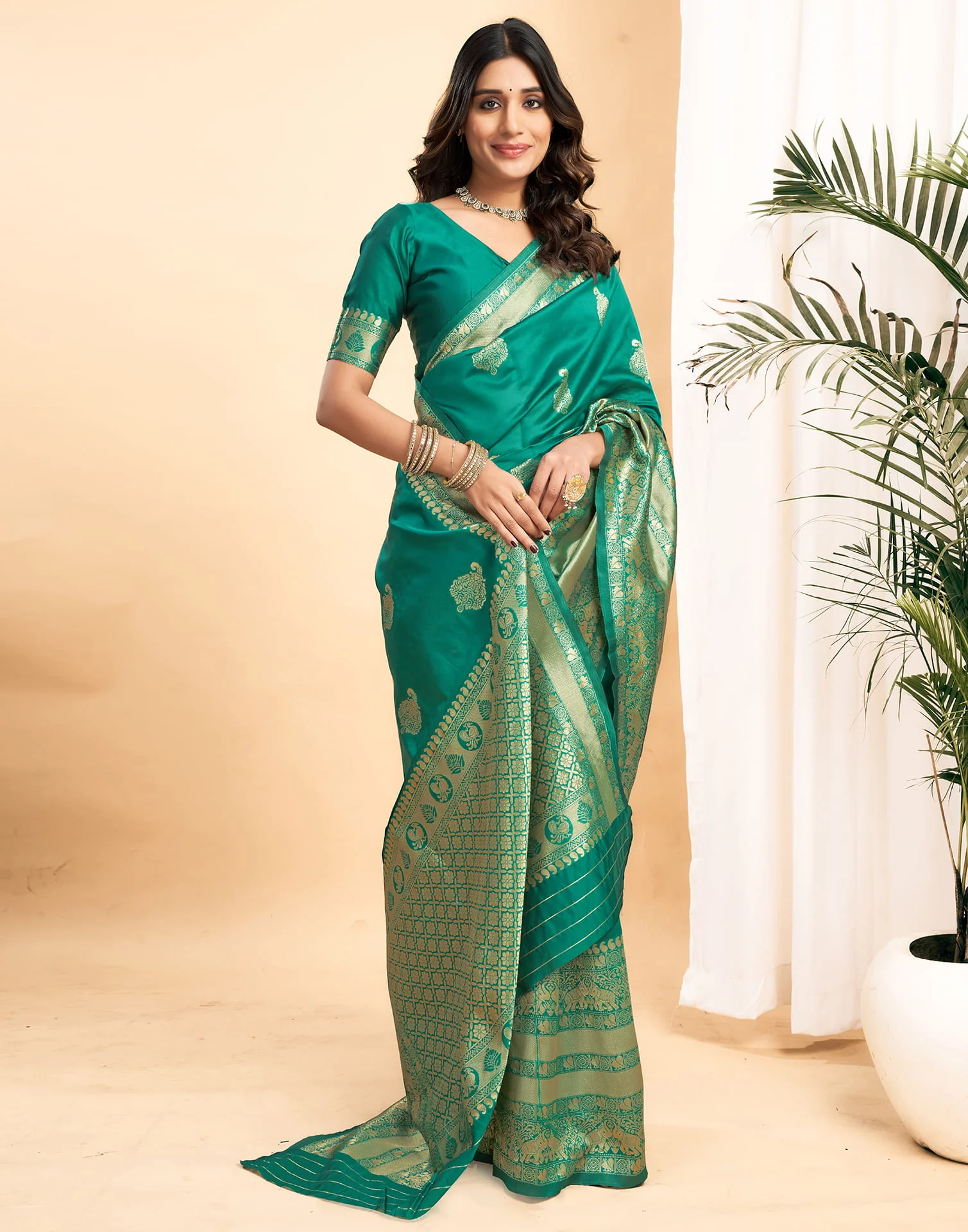 Green Silk Blend Woven Kanjivaram Saree - Image 5