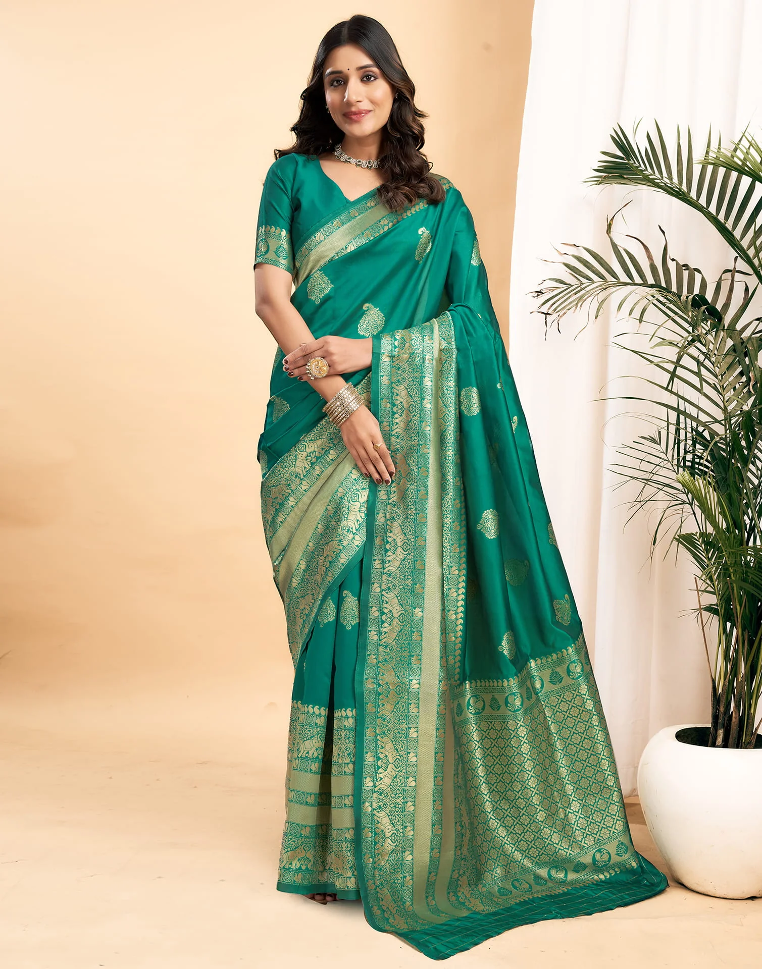 Green Silk Blend Woven Kanjivaram Saree - Image 6