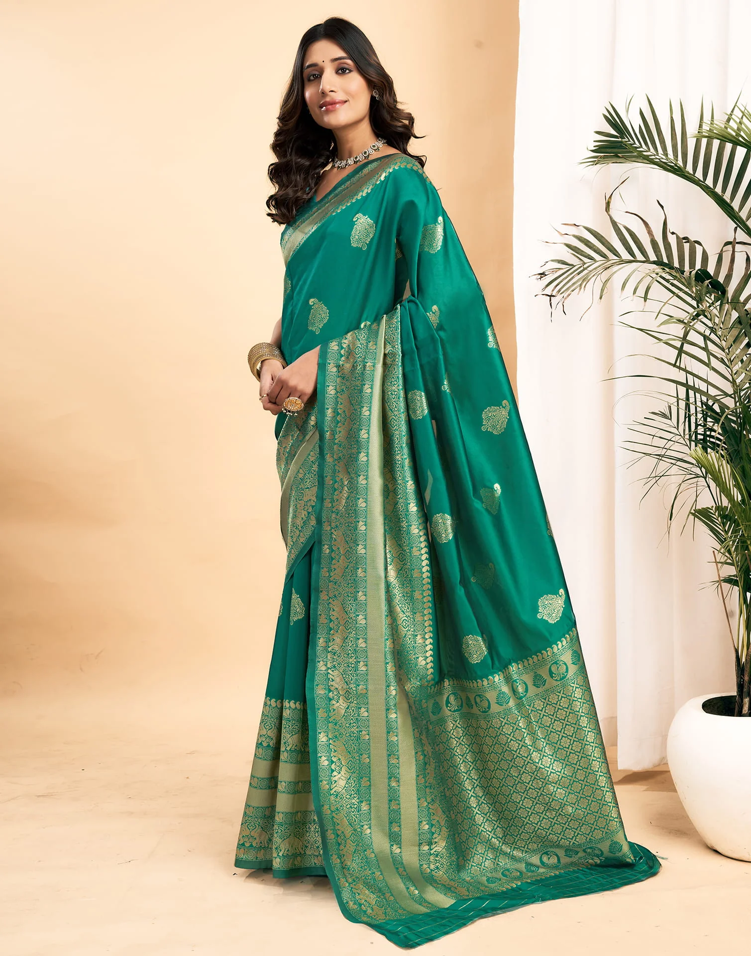 Green Silk Blend Woven Kanjivaram Saree - Image 7