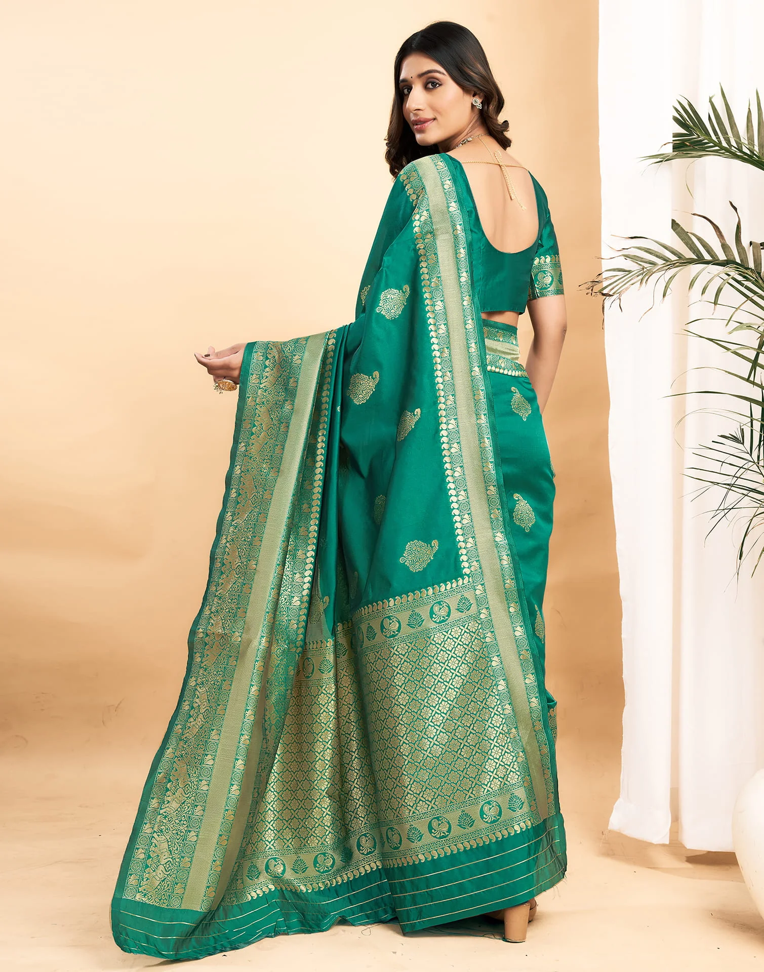 Green Silk Blend Woven Kanjivaram Saree - Image 8
