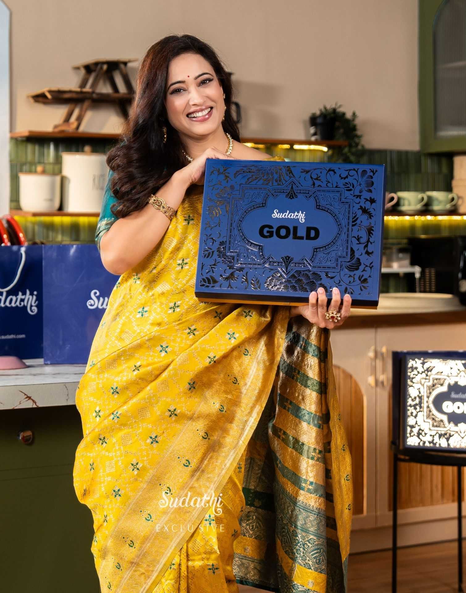 Shweta Tiwari Amber Yellow Banarasi Silk Saree - Image 2