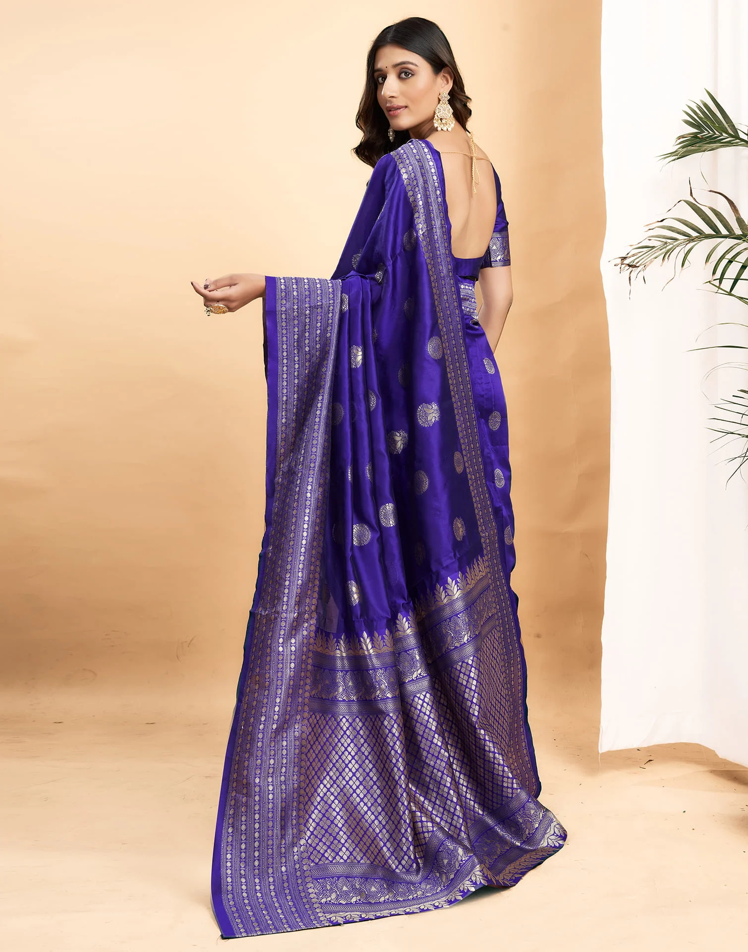 Blue Silk Blend Woven Kanjivaram Saree - Image 7