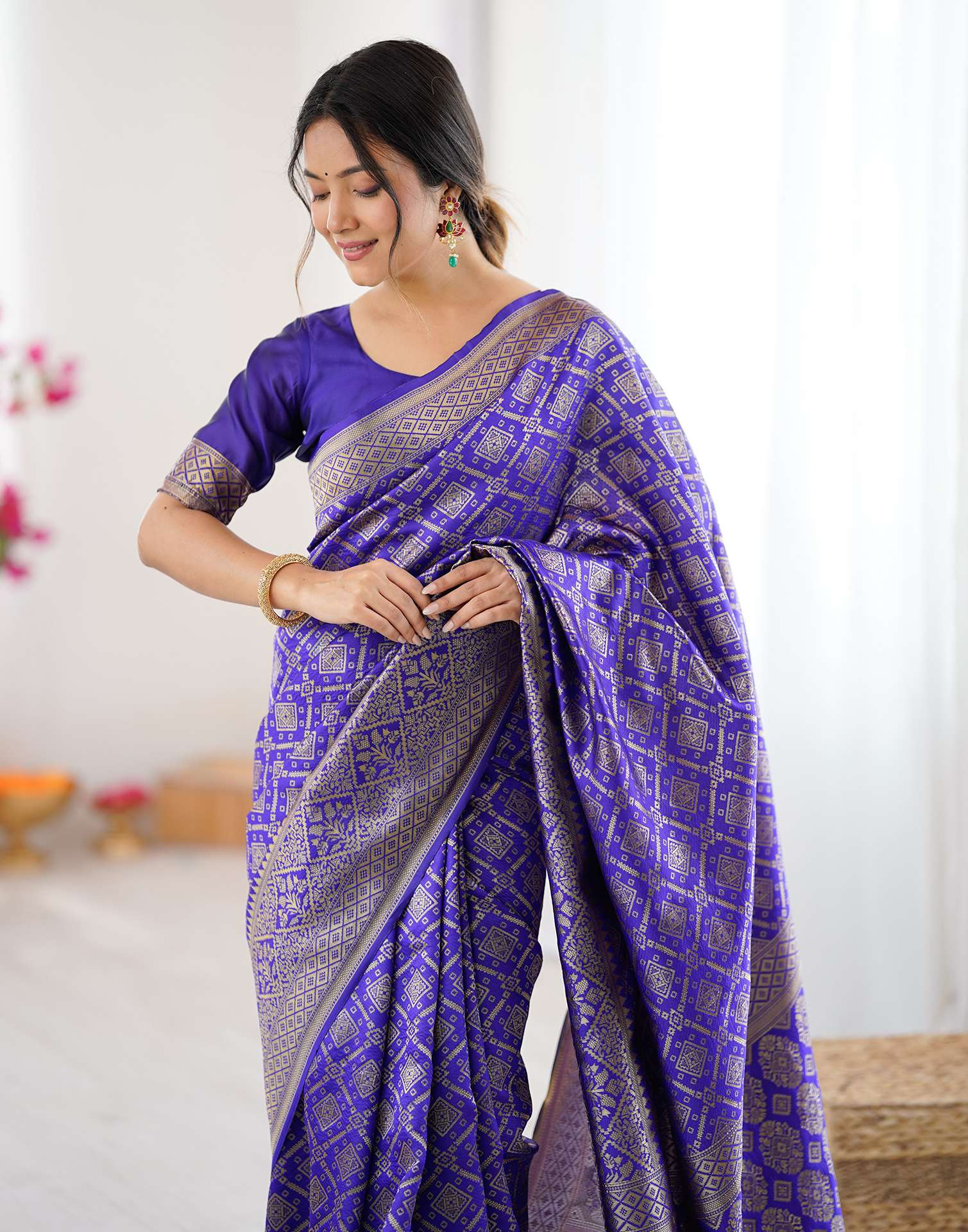 Violet Silk Woven Banarasi Saree - Image 4