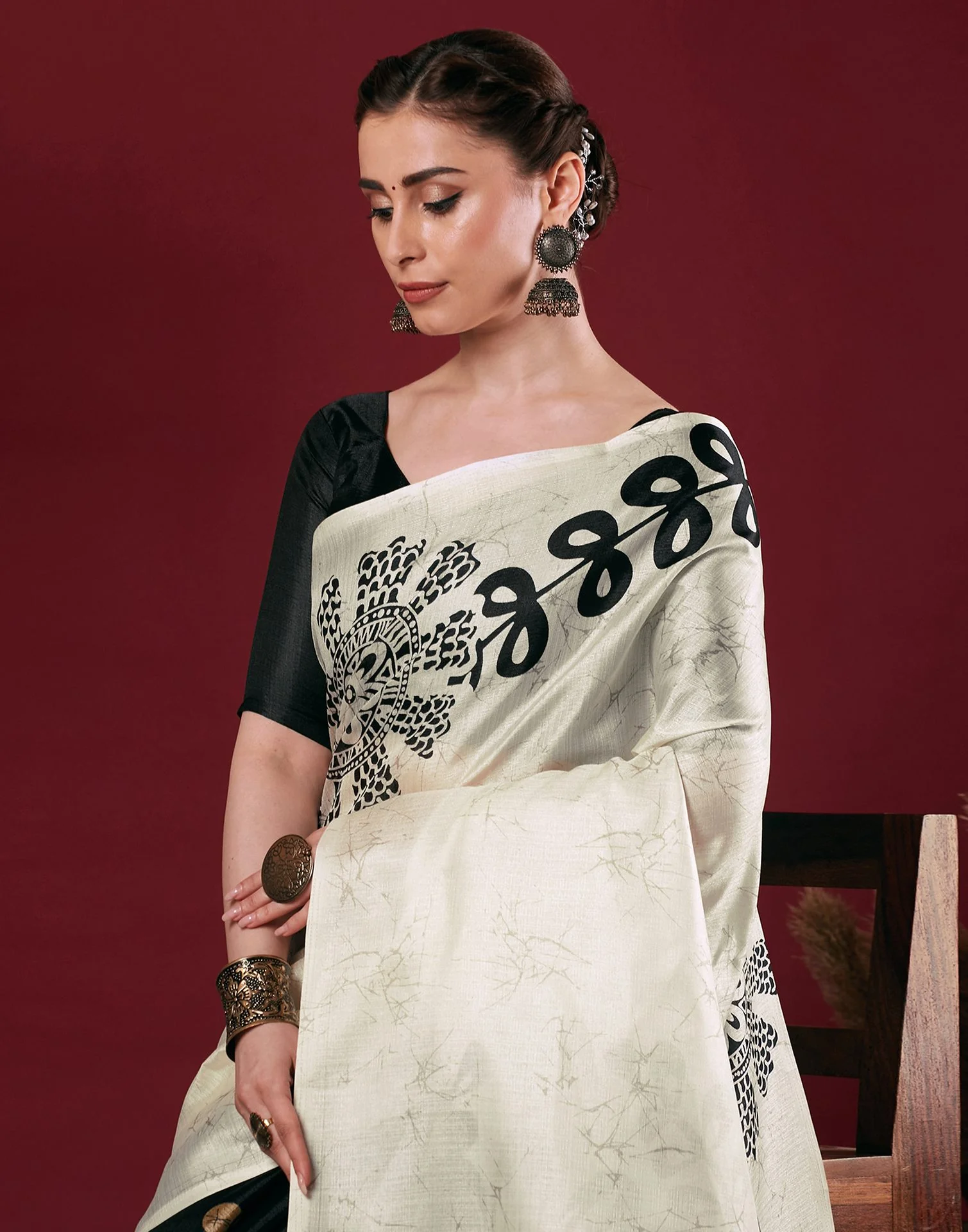 White Cotton Blend Floral Printed Saree - Image 4