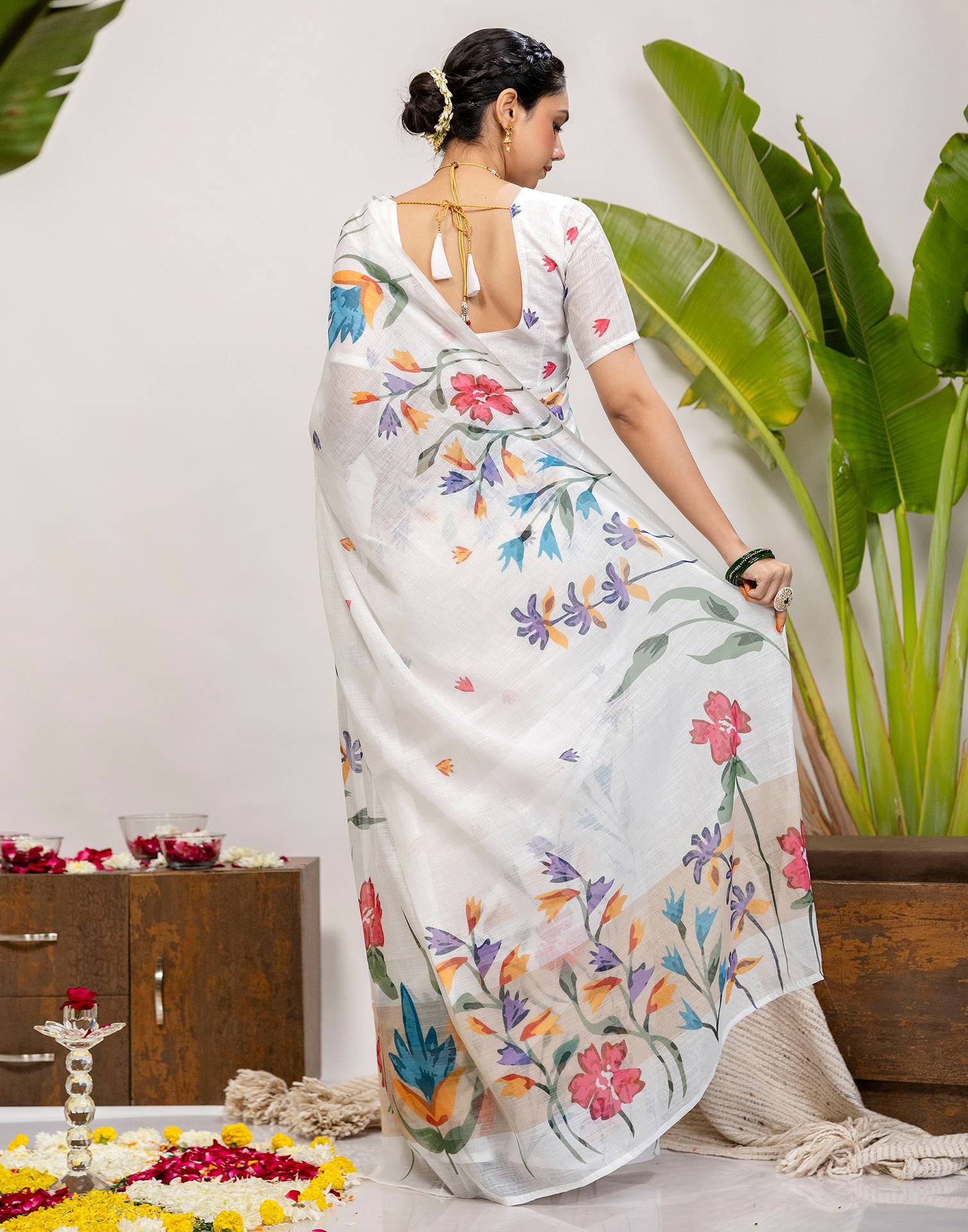 White Cotton Floral Printed Saree - Image 7