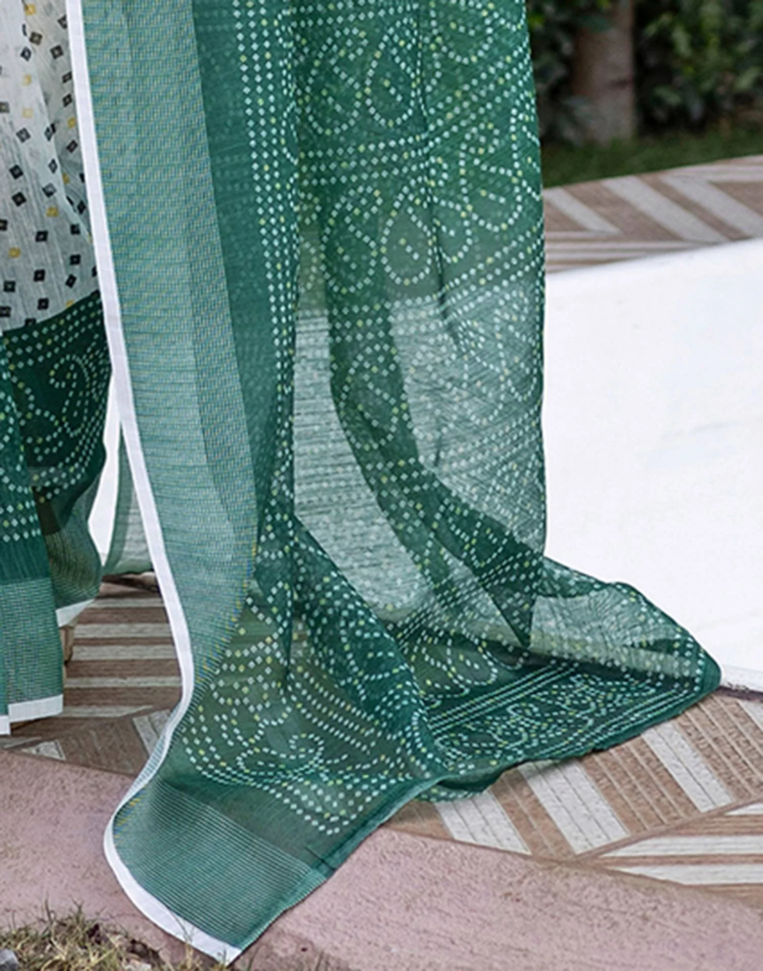 White Linen Bandhani Printed Saree - Image 10