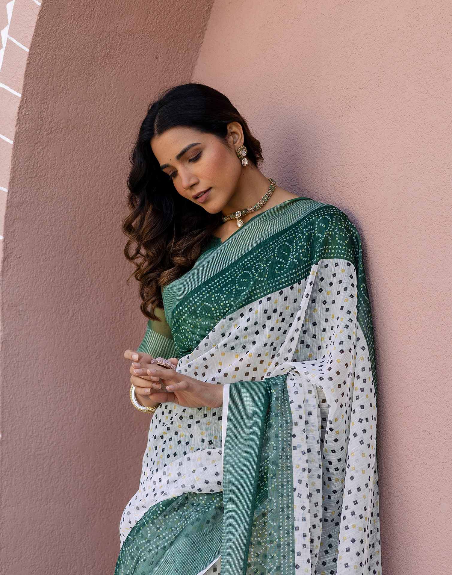 White Linen Bandhani Printed Saree - Image 4