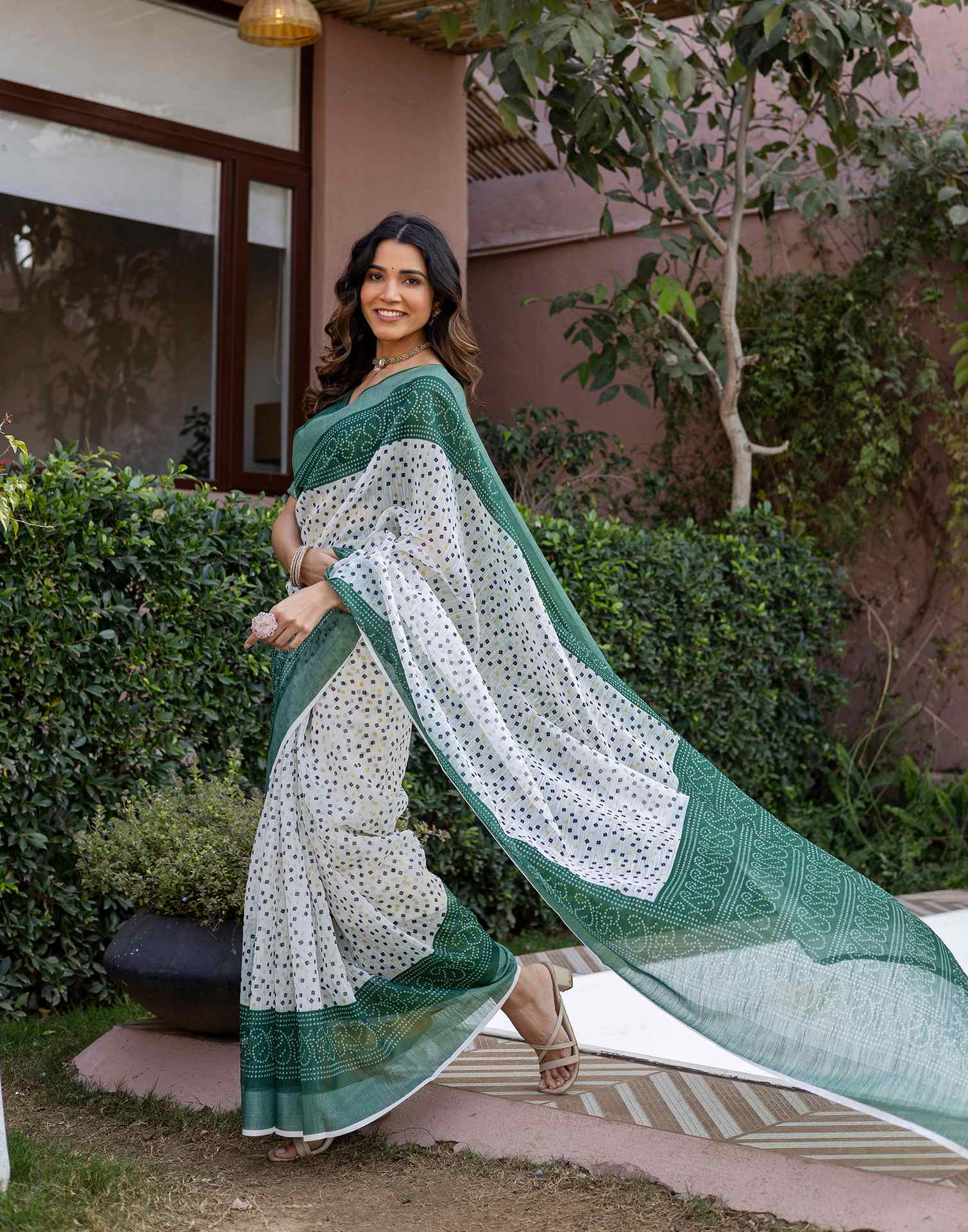 White Linen Bandhani Printed Saree - Image 5