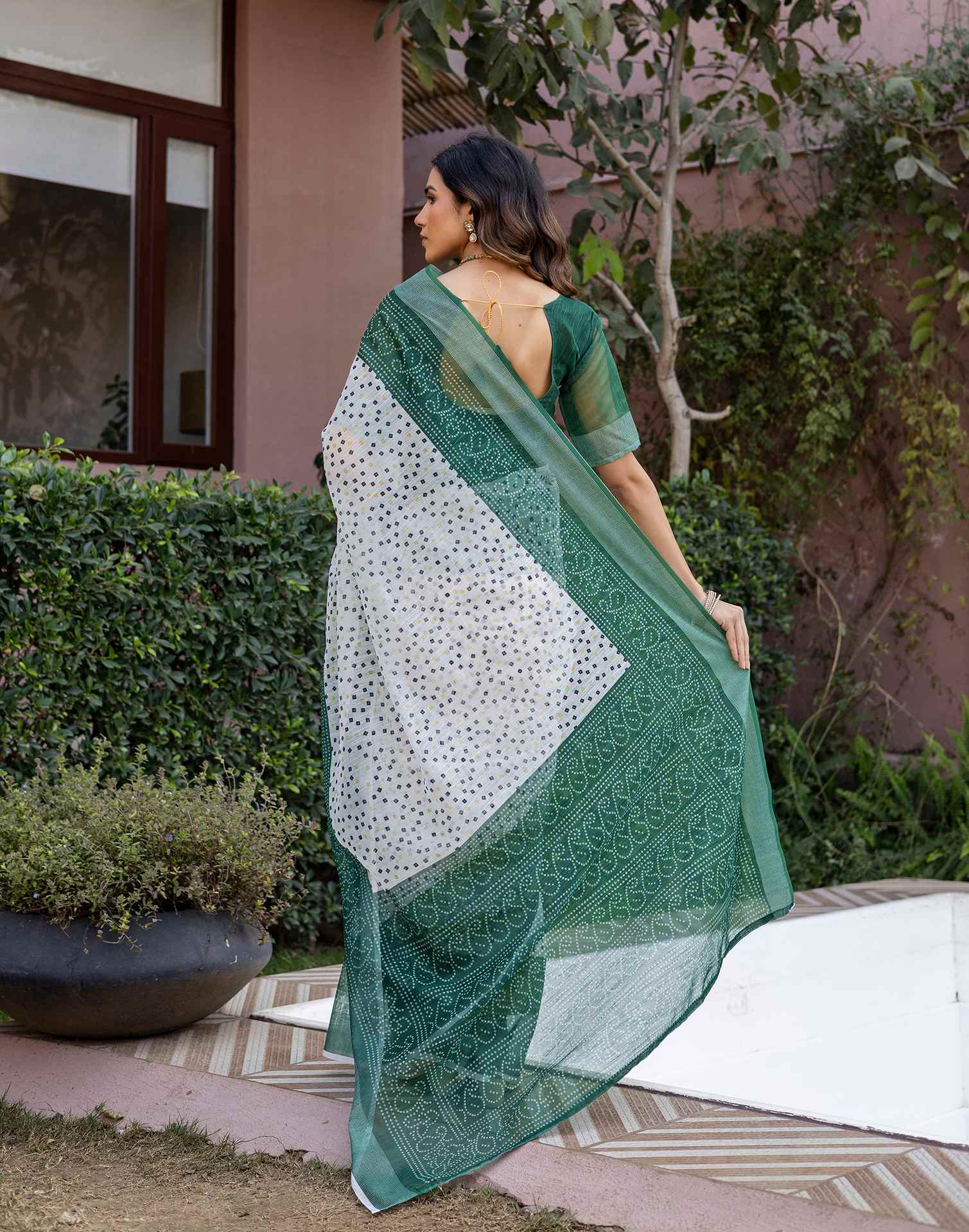White Linen Bandhani Printed Saree - Image 7