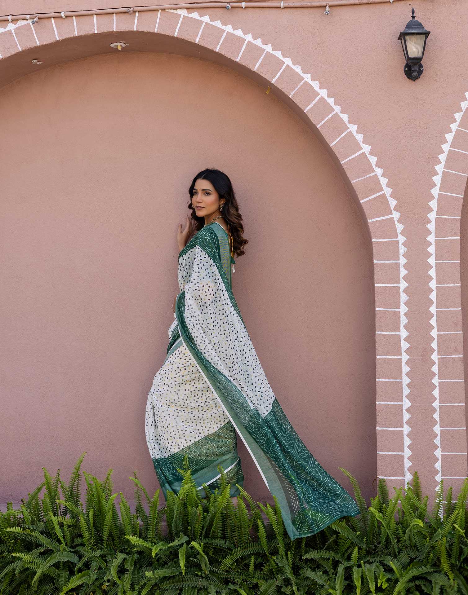 White Linen Bandhani Printed Saree - Image 9