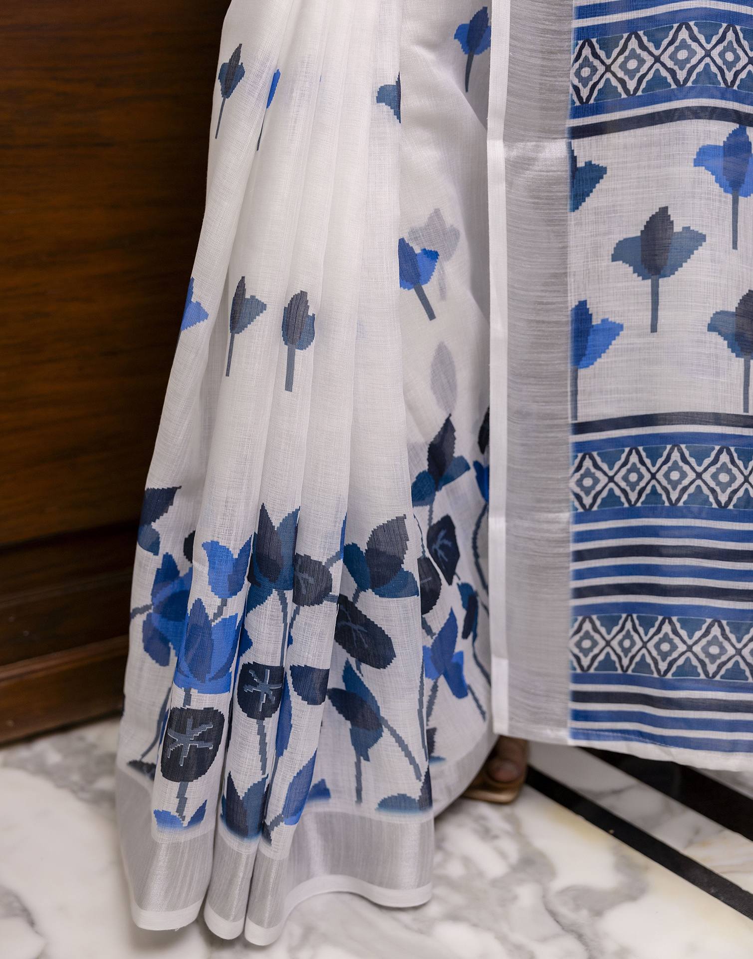 White Linen Floral Printed Saree - Image 10