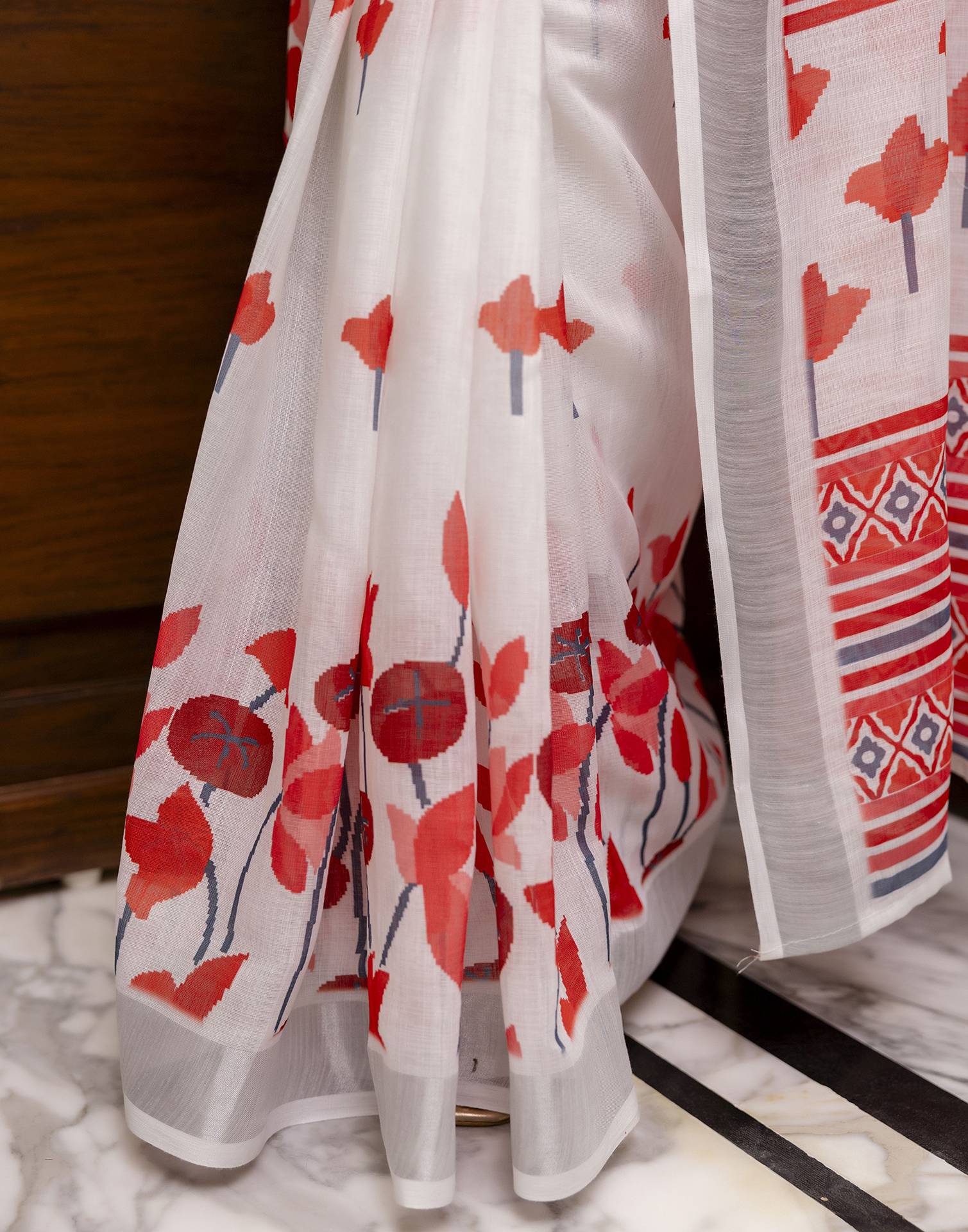 White Linen Floral Printed Saree - Image 10