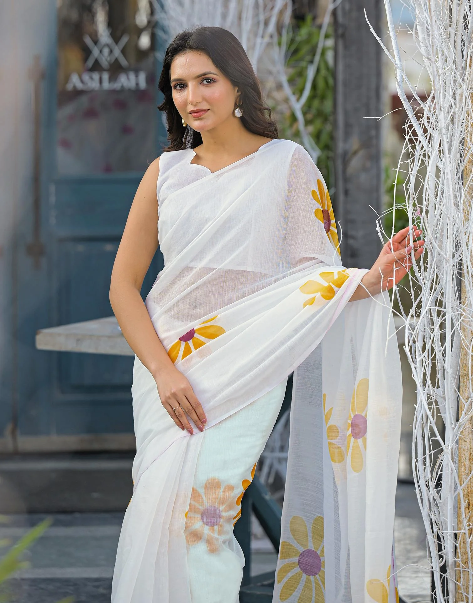White Linen Floral Printed Saree - Image 4