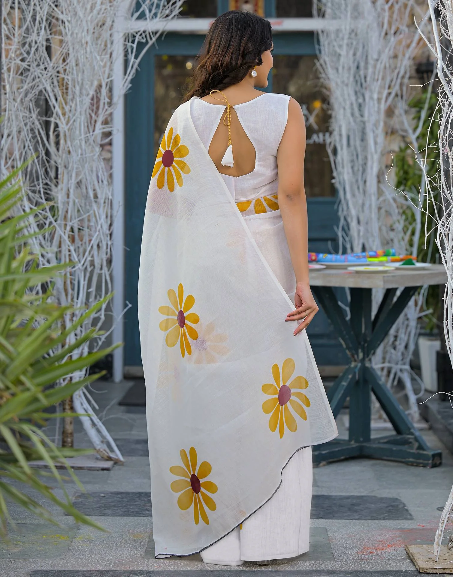 White Linen Floral Printed Saree - Image 7