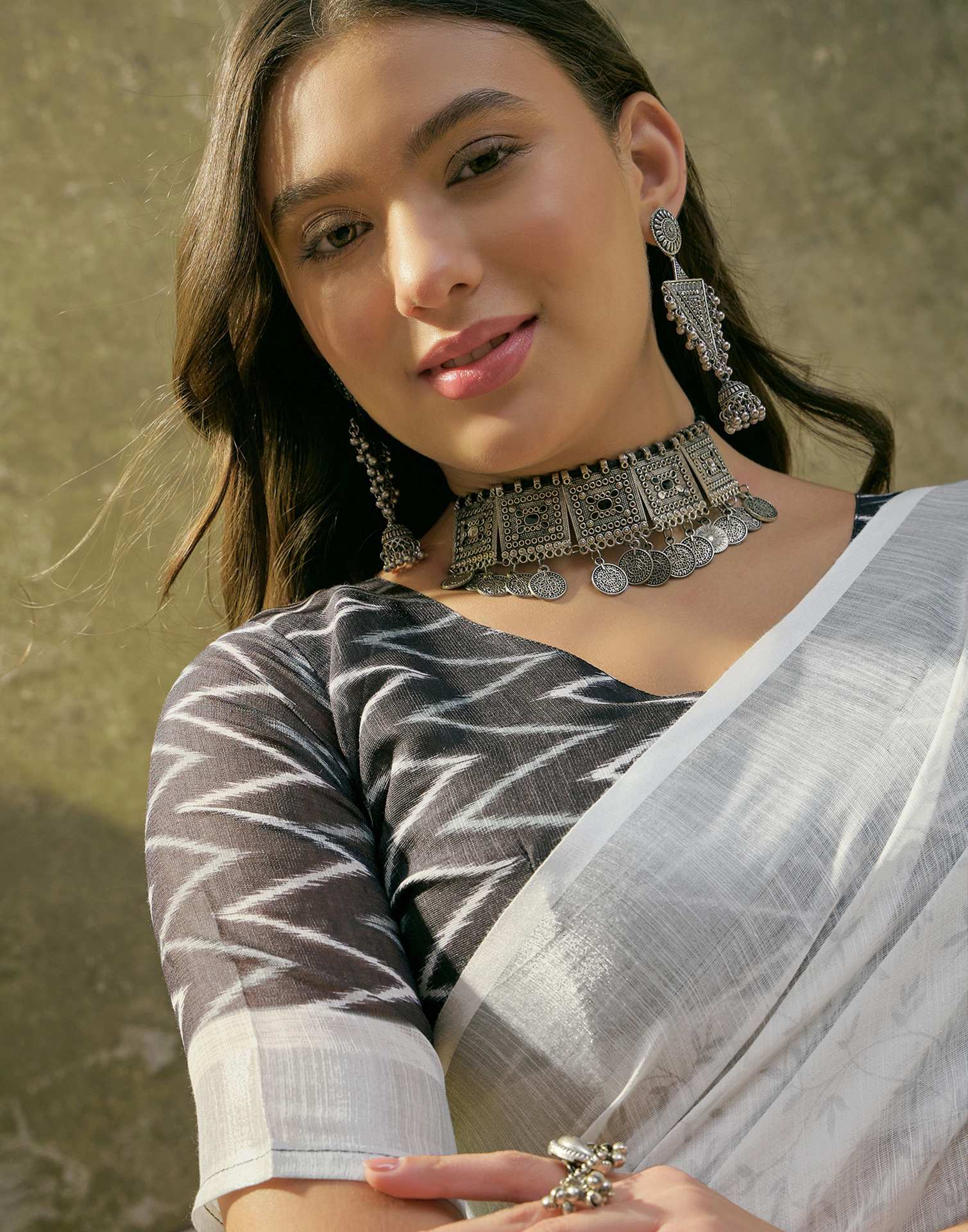 White Linen Floral Printed Saree - Image 4