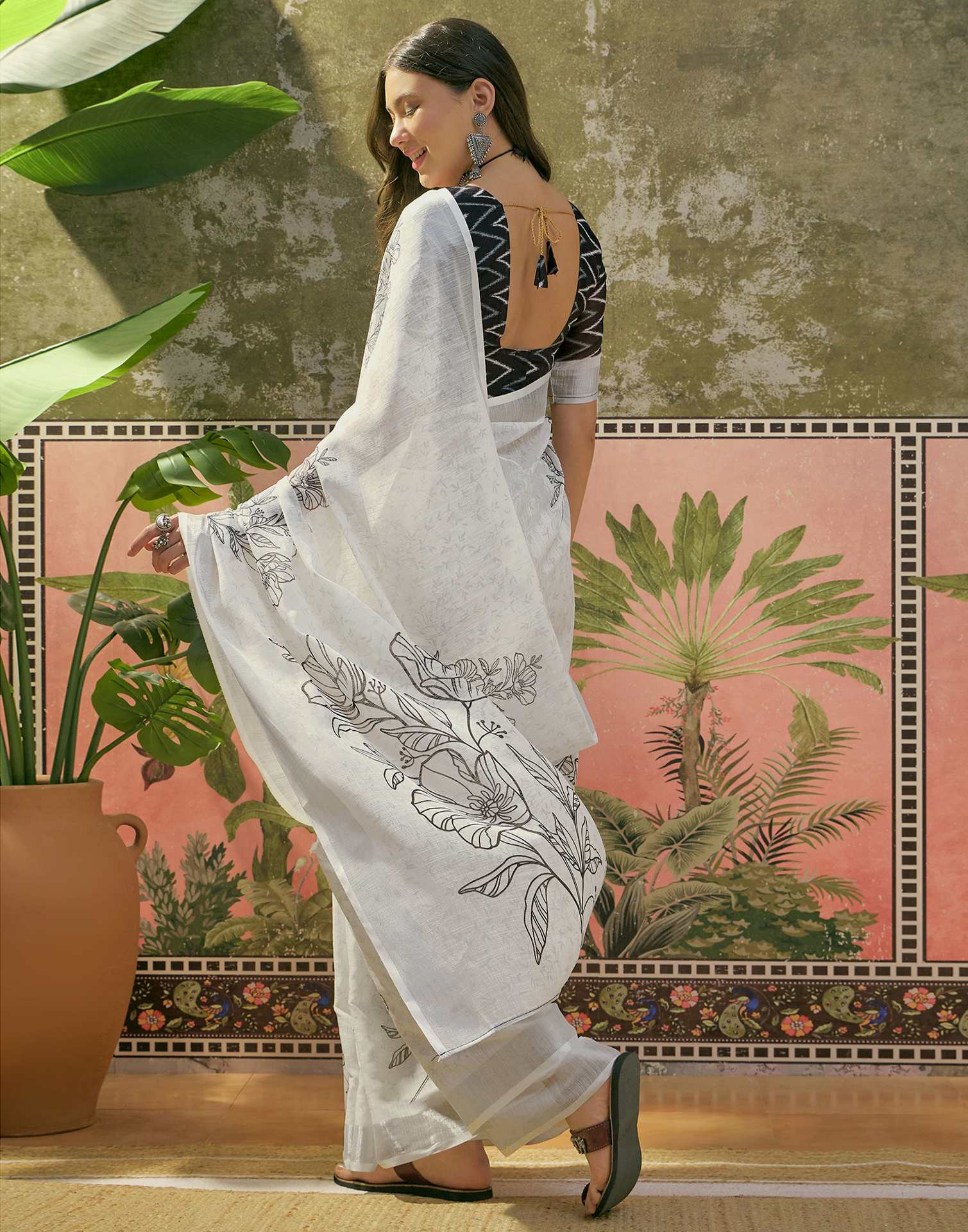 White Linen Floral Printed Saree - Image 7