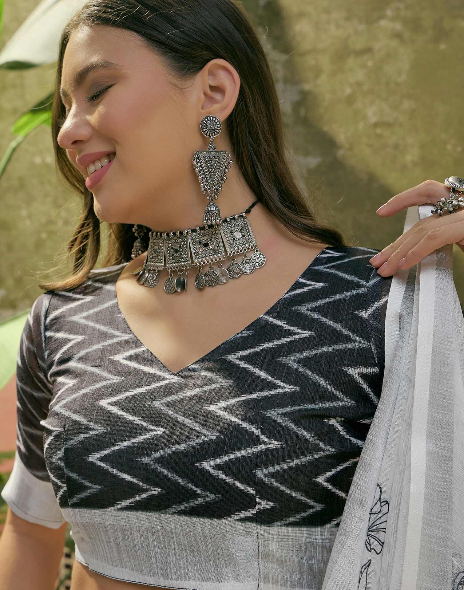 White Linen Floral Printed Saree - Image 9