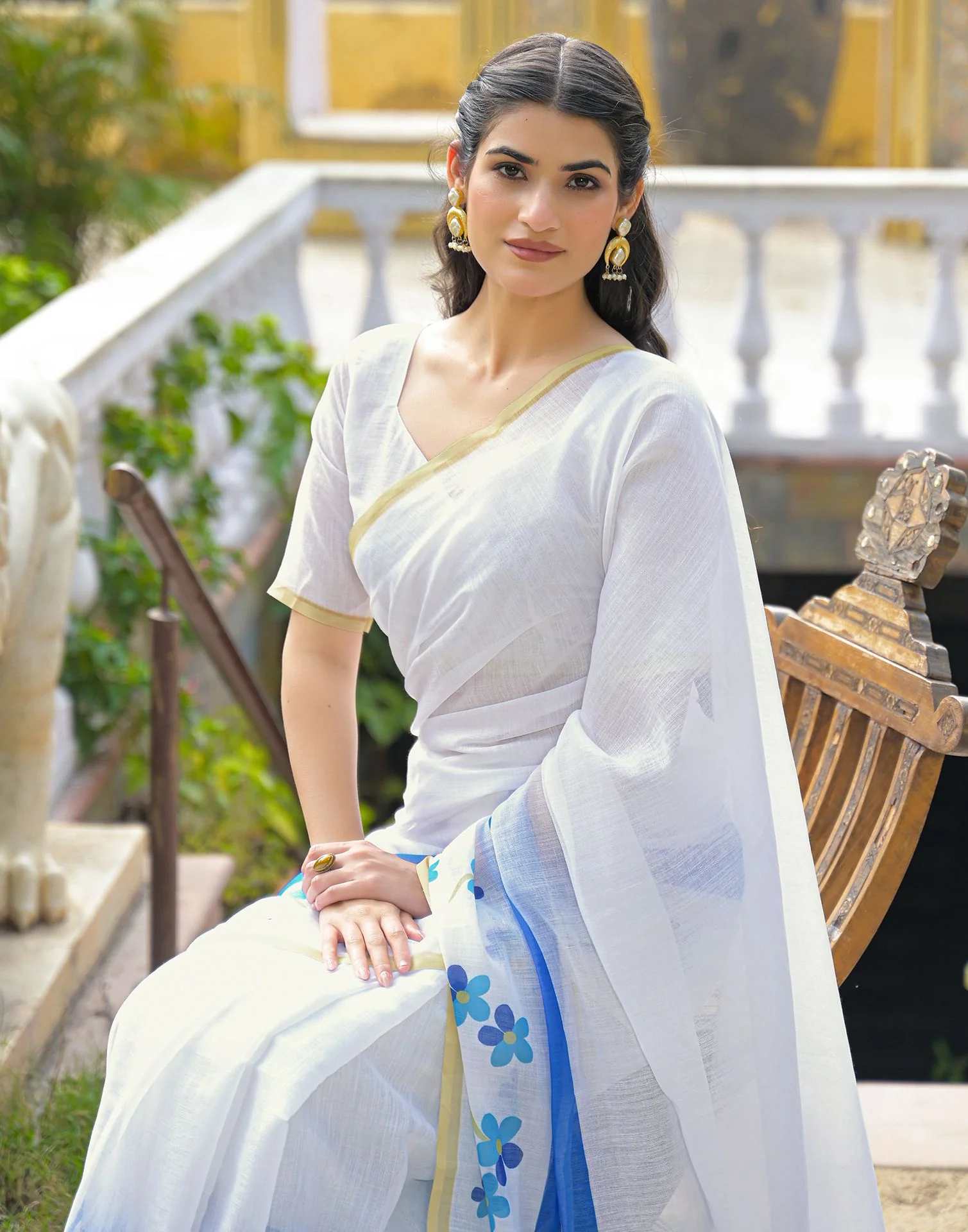 White Linen Floral Printed Saree - Image 4