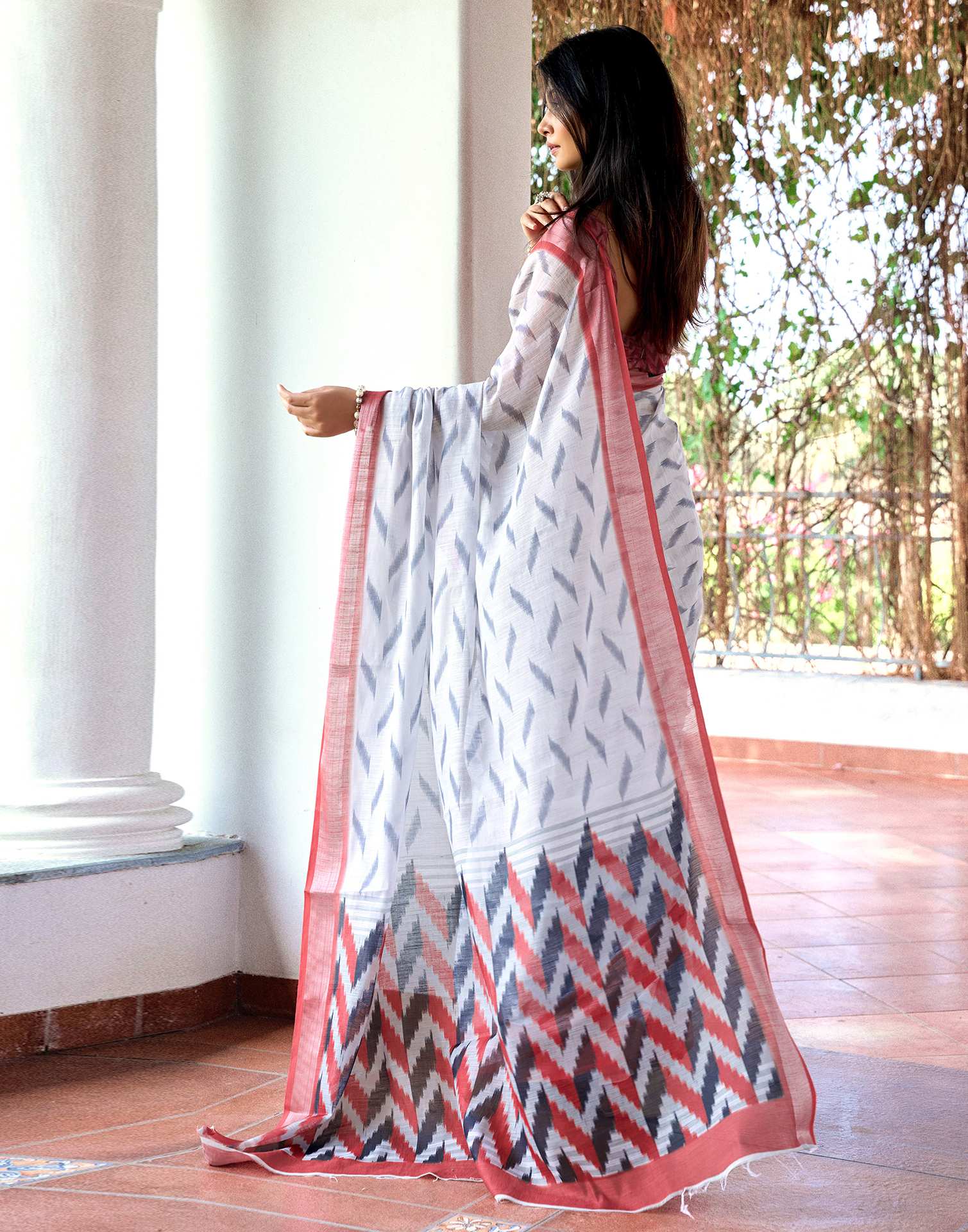 White Linen Ikkat Printed Saree - Image 4