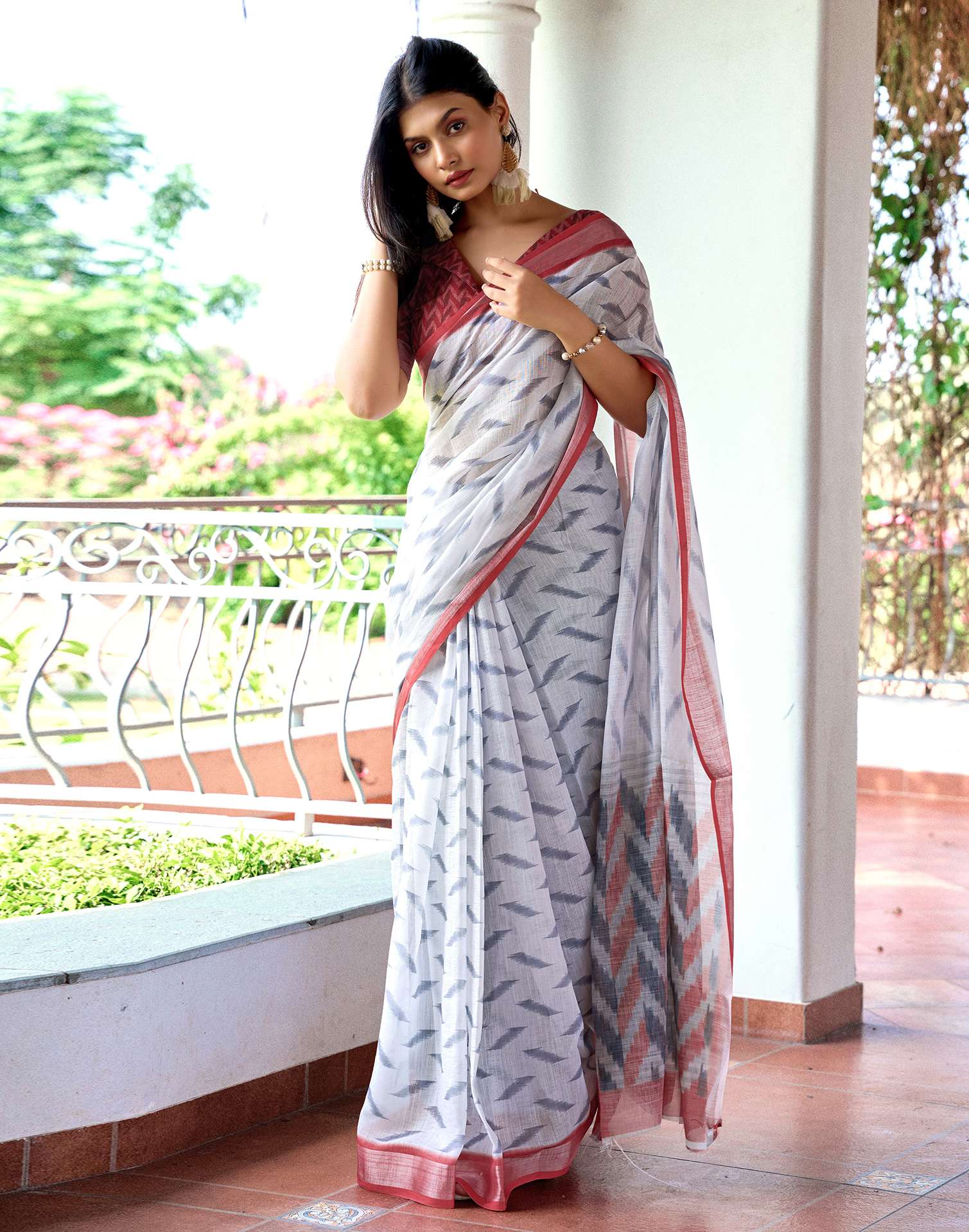 White Linen Ikkat Printed Saree - Image 5