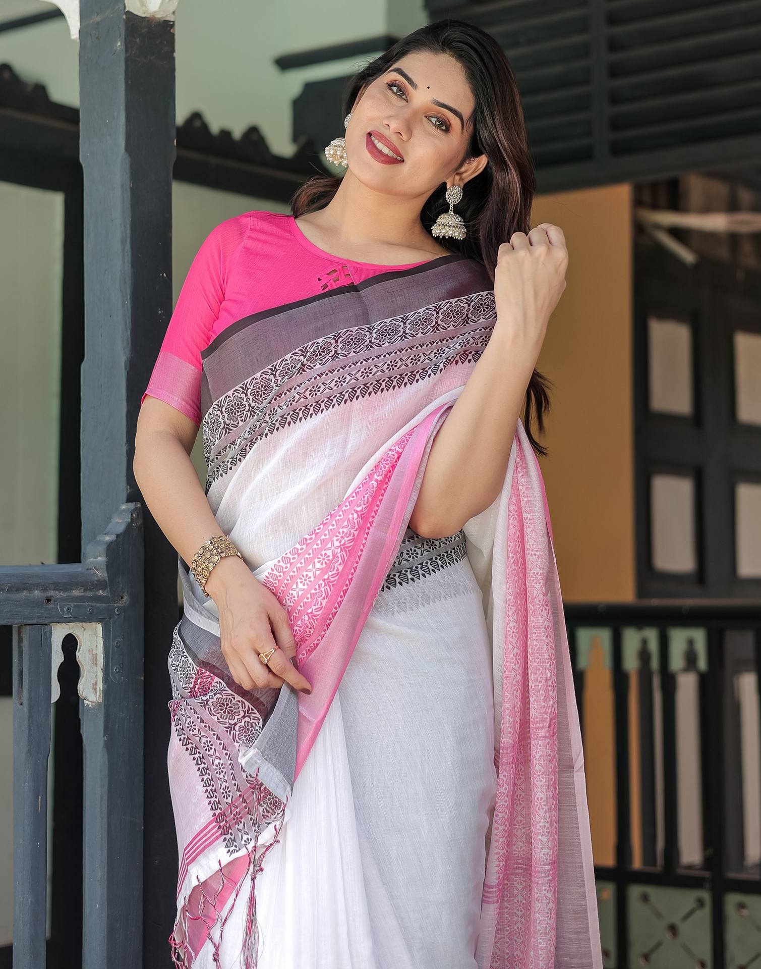 White Linen Printed Saree - Image 4