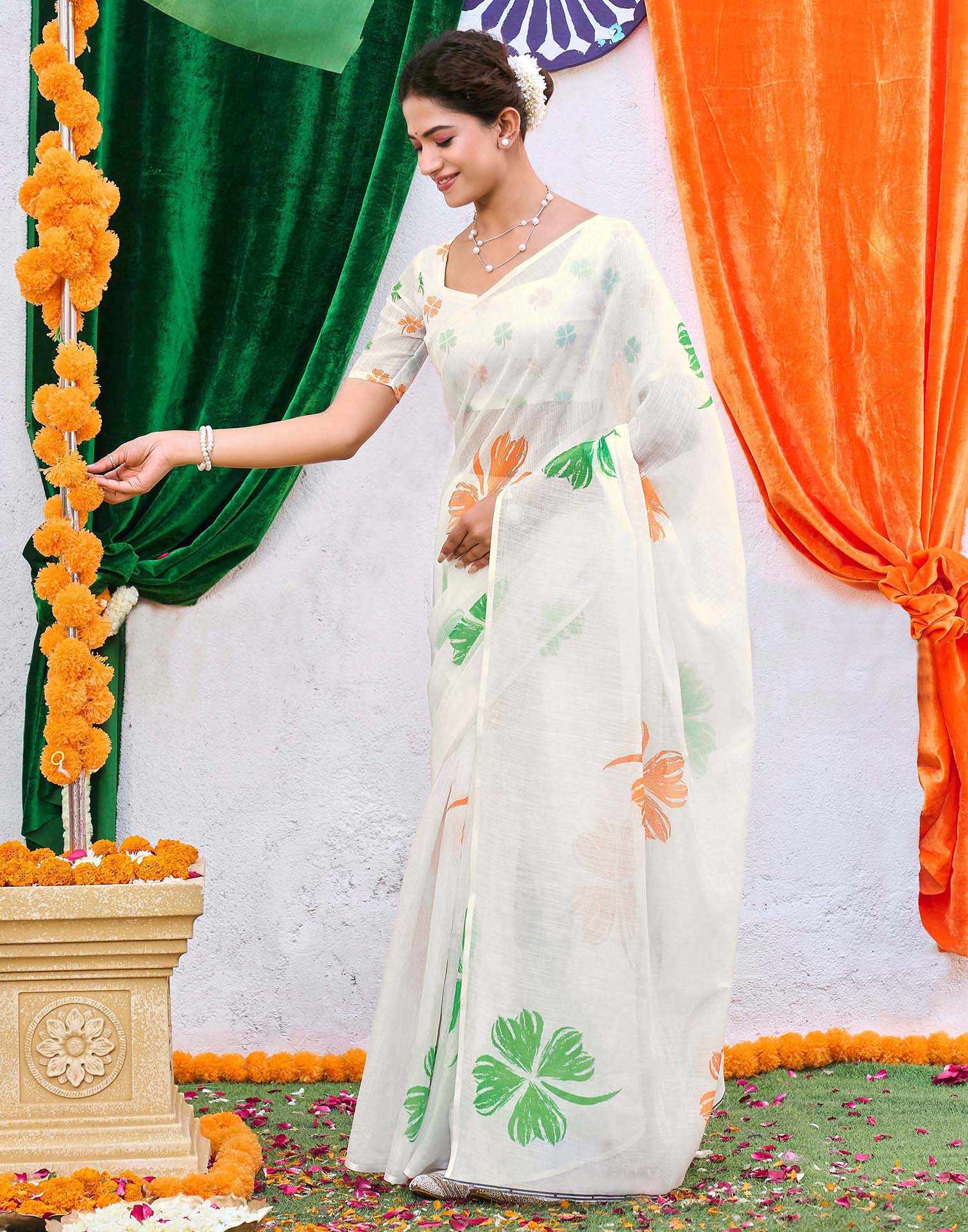 White Linen Printed Saree - Image 5