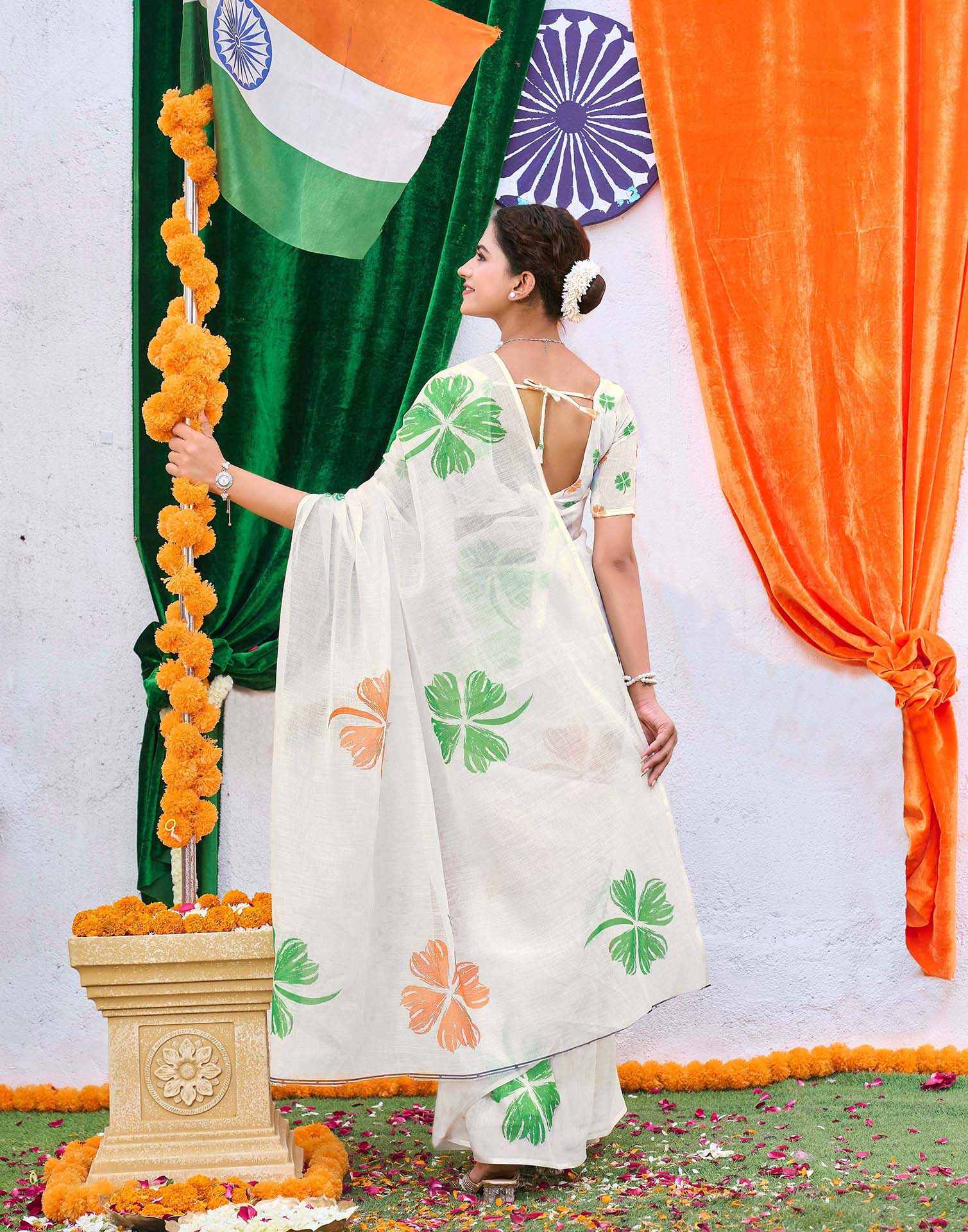 White Linen Printed Saree - Image 7